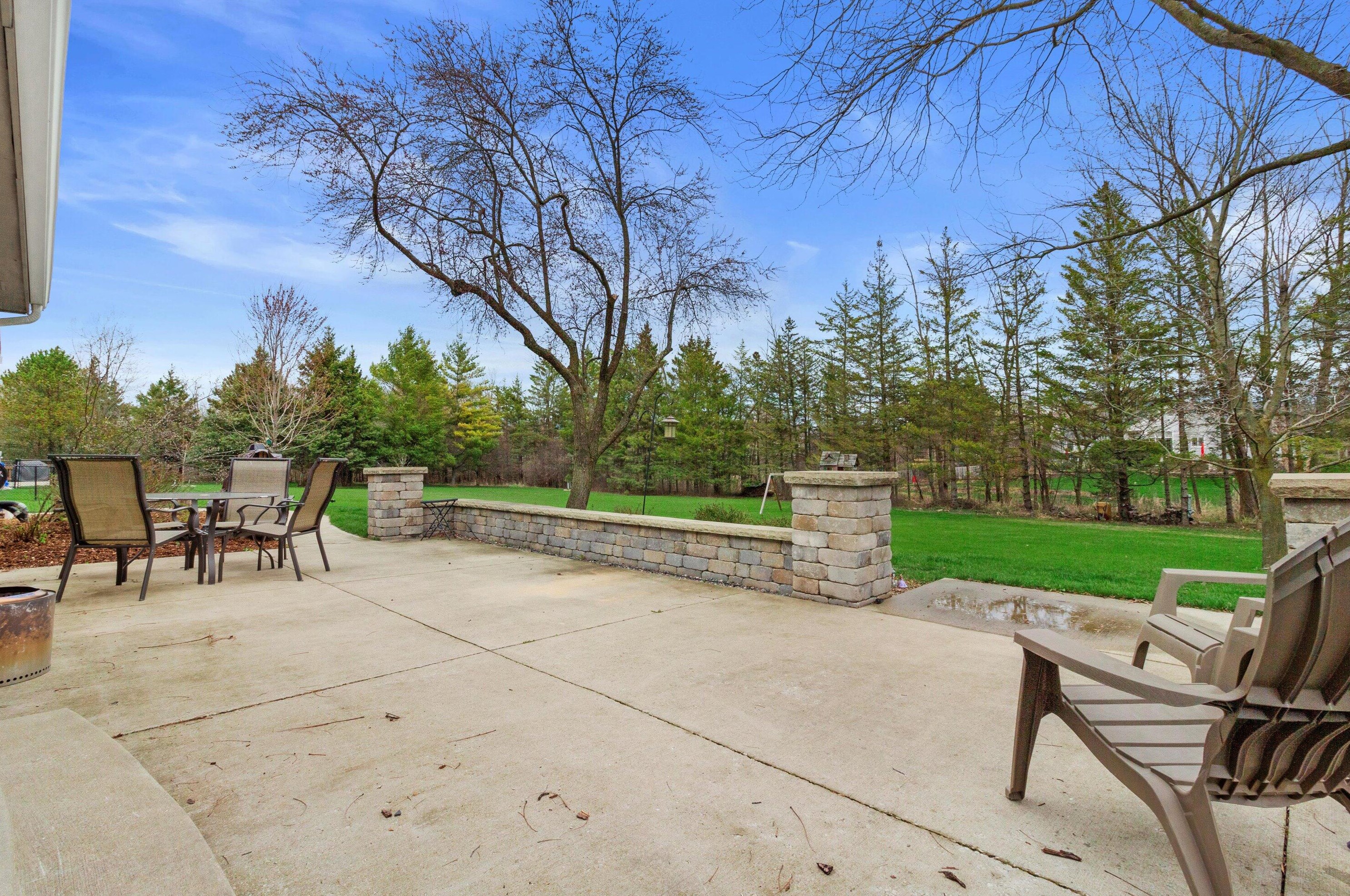 382 Streamside Ct, Grafton WI  53024-9420 exterior