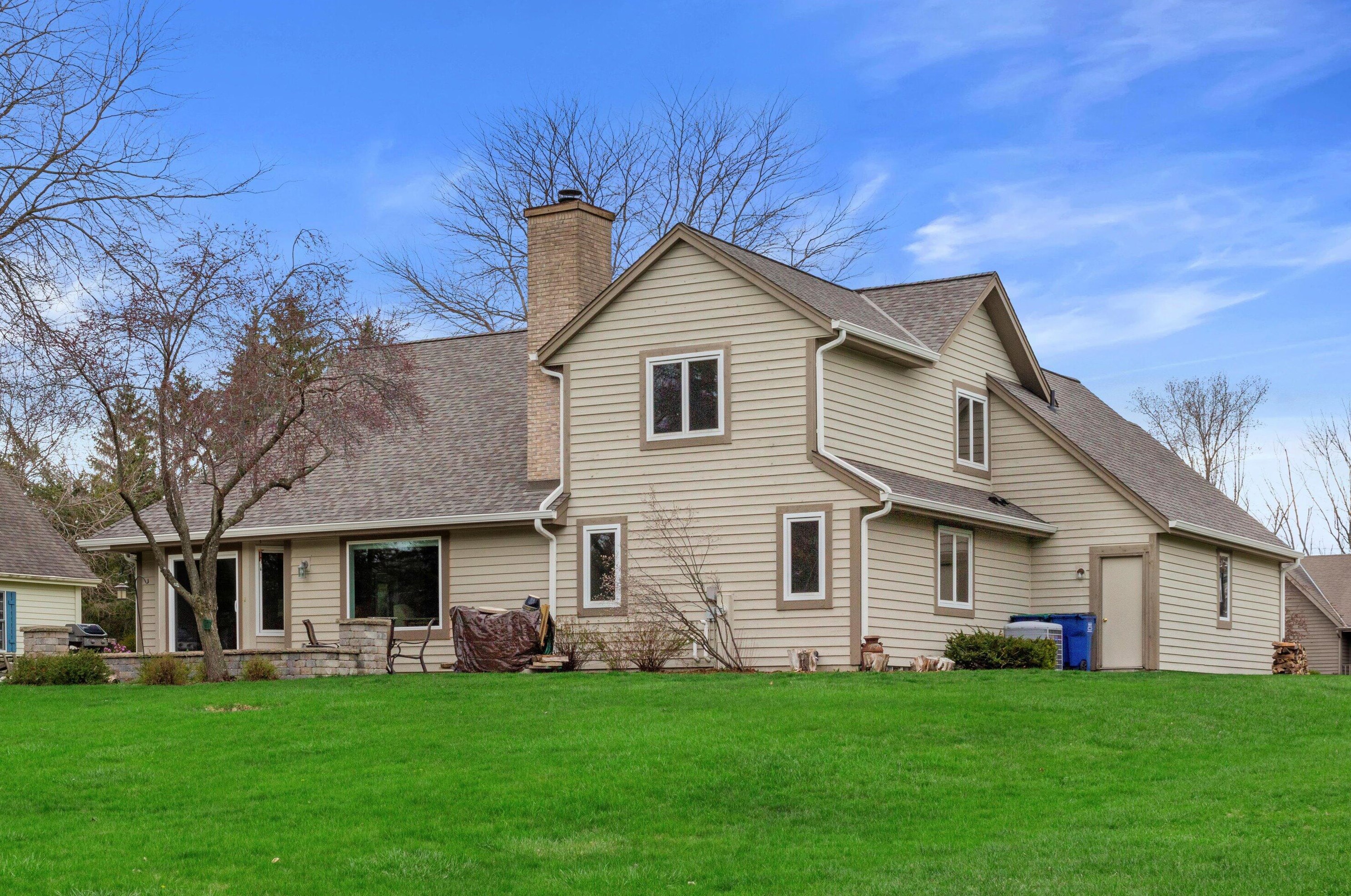 382 Streamside Ct, Grafton WI  53024-9420 exterior