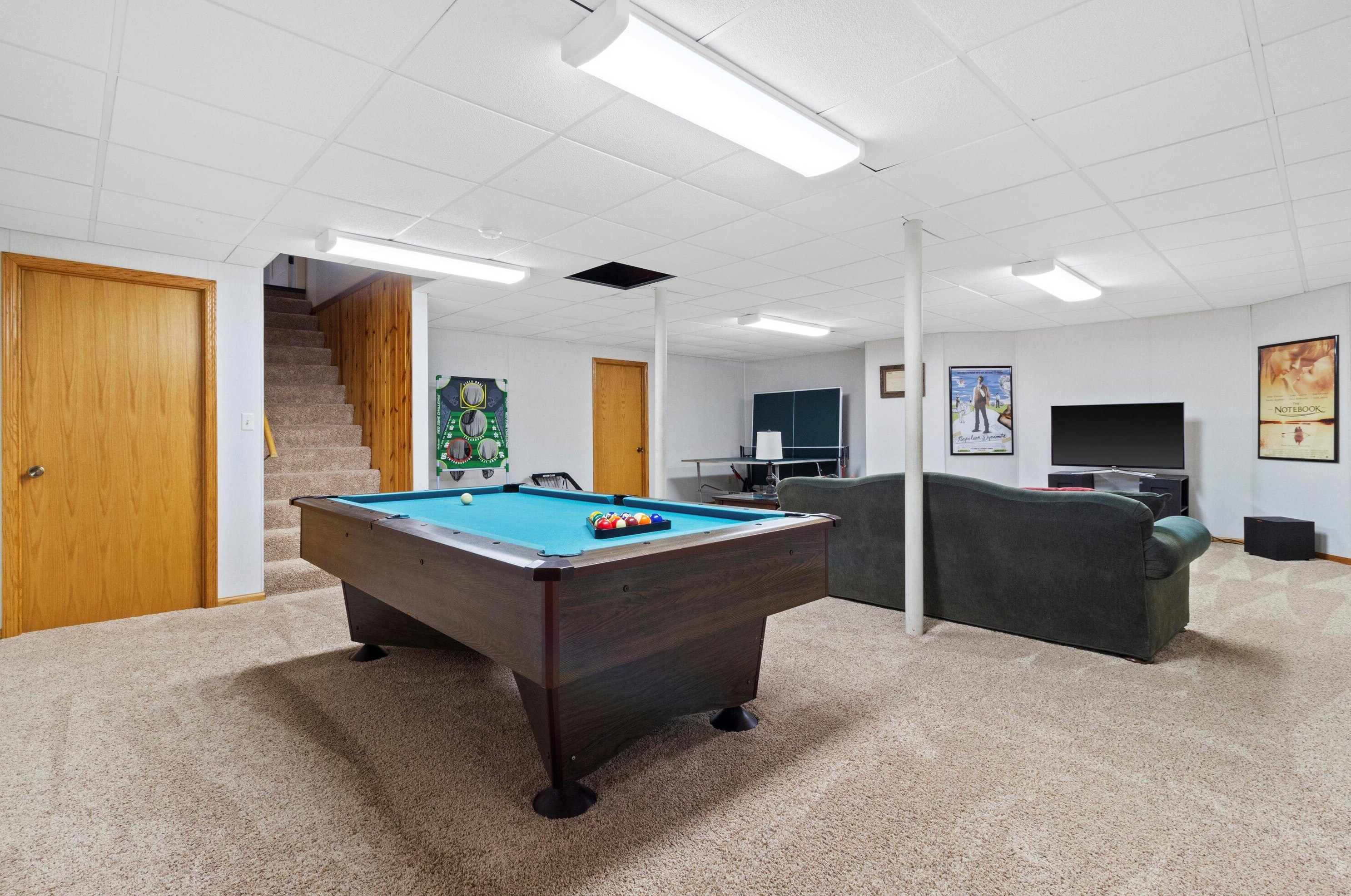 382 Streamside Ct, Grafton WI  53024-9420 exterior
