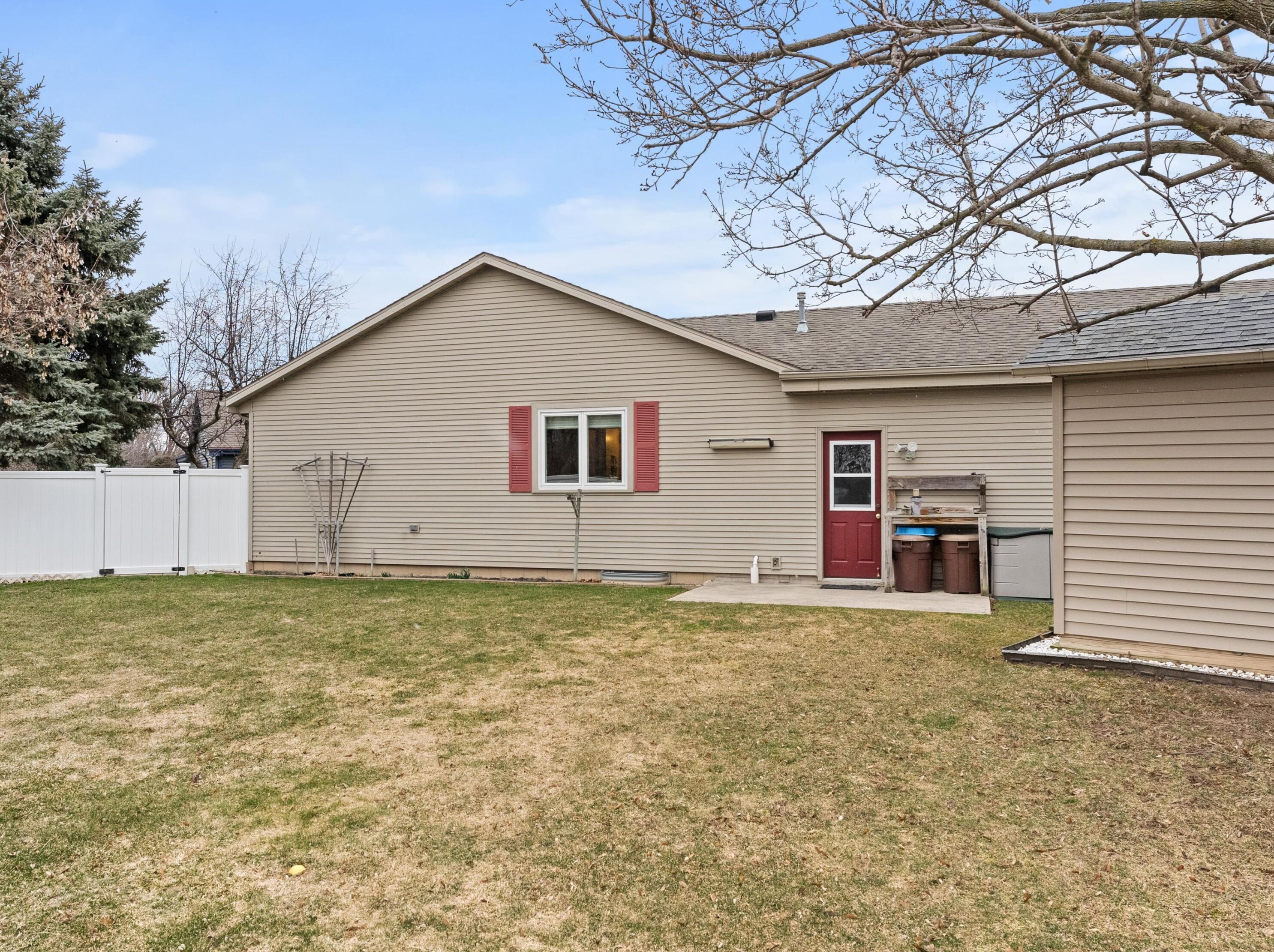 810 Sequoia Ct, Manitowoc WI 54220-3080 exterior