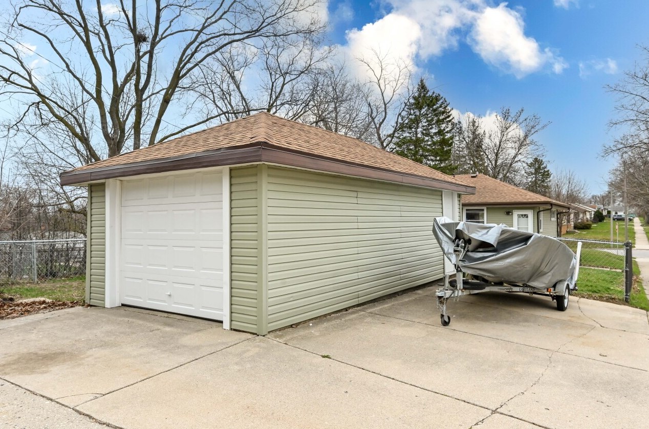 7130 Carmen Ave, Milwaukee WI  53218-2220 exterior