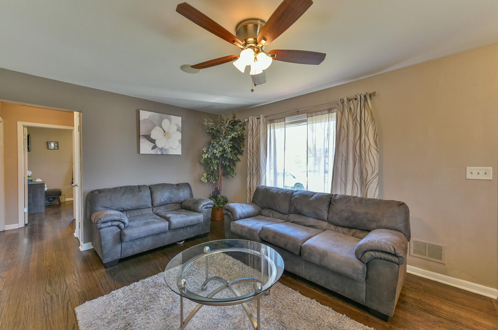 8306 Fairmount Ave, Milwaukee, WI 53218-3617