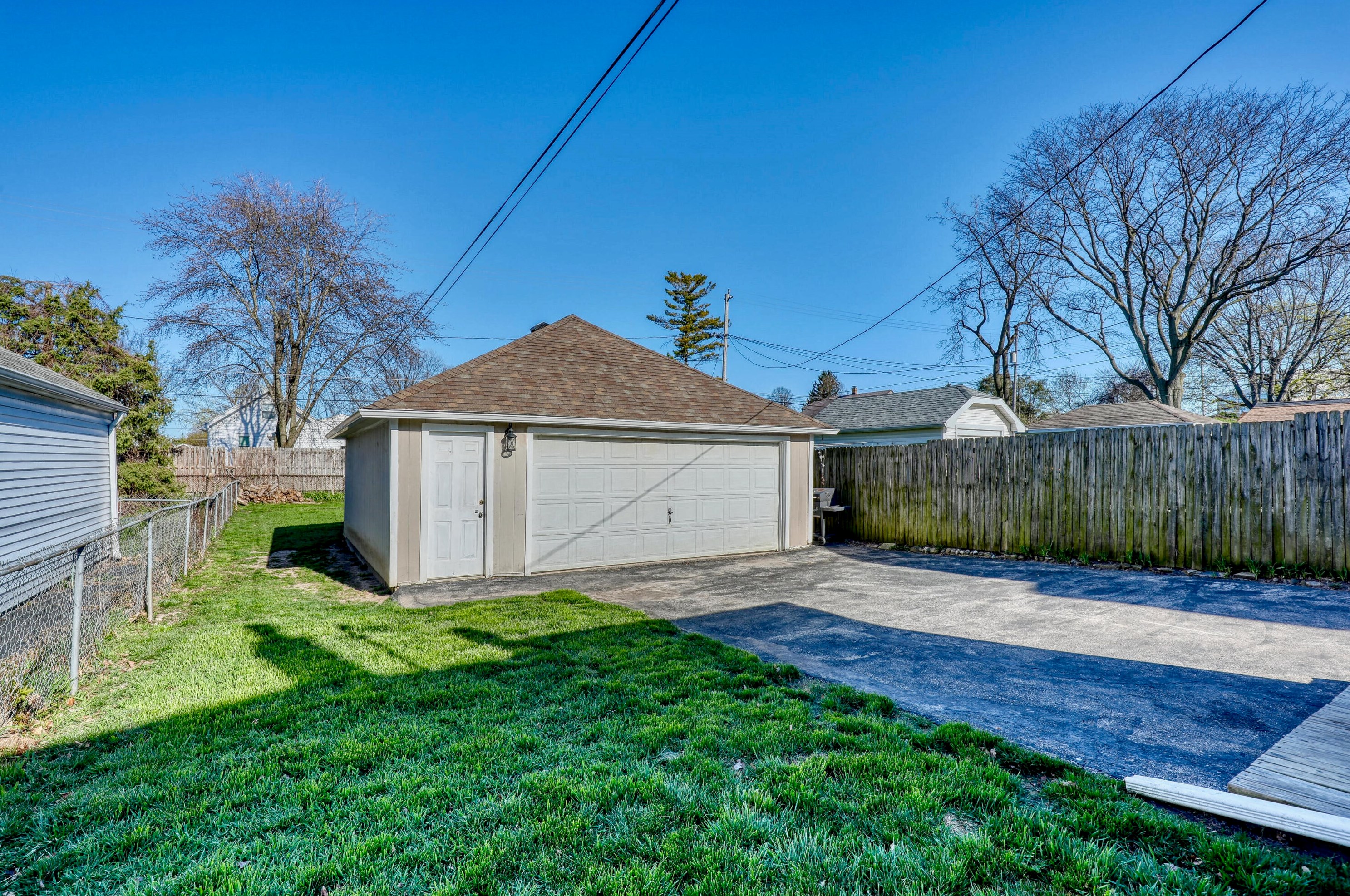 2154 90th St, Milwaukee, WI 53226-2704