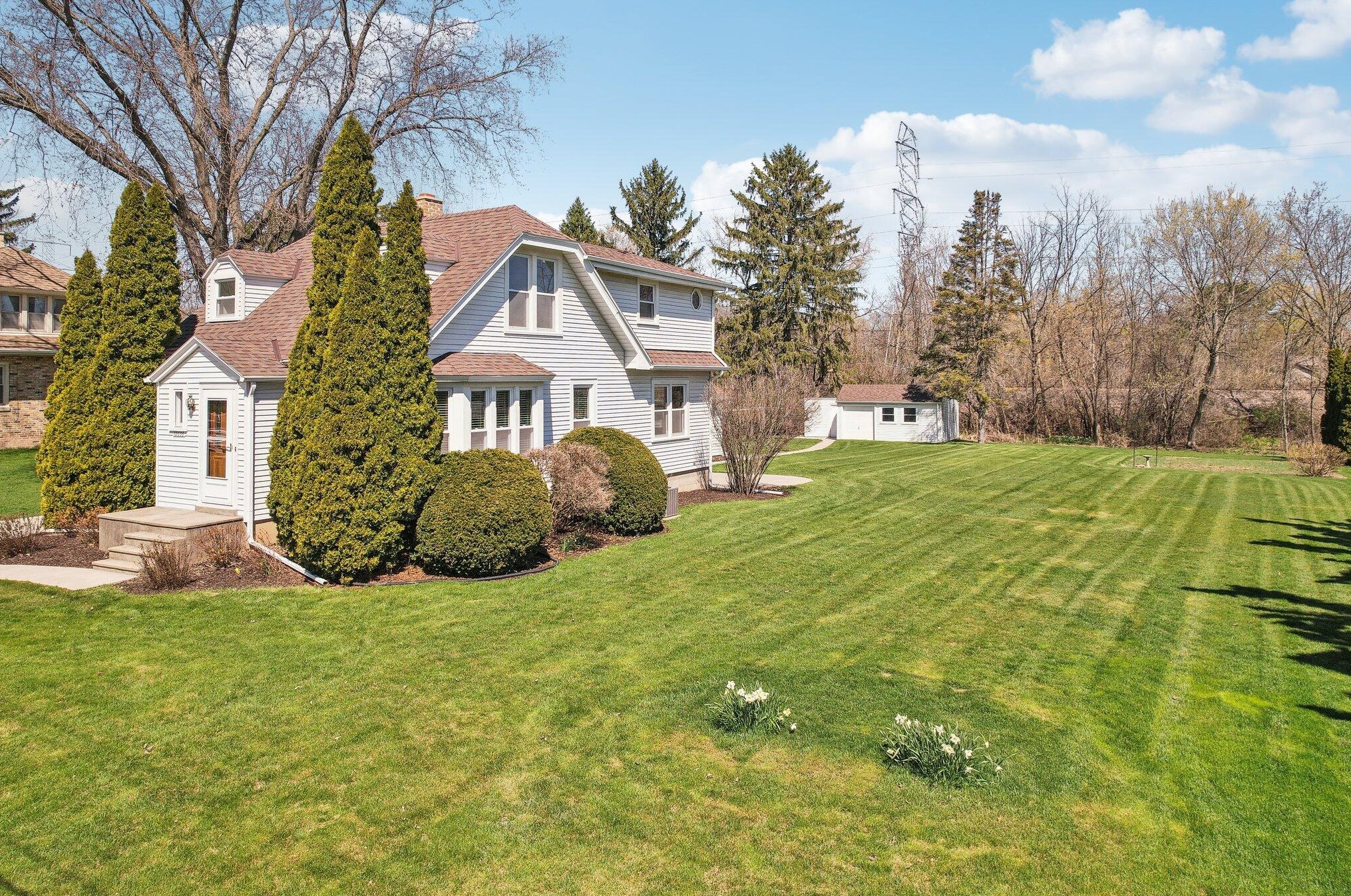 12606 Honey Ln, Waukesha, WI 53151-2649