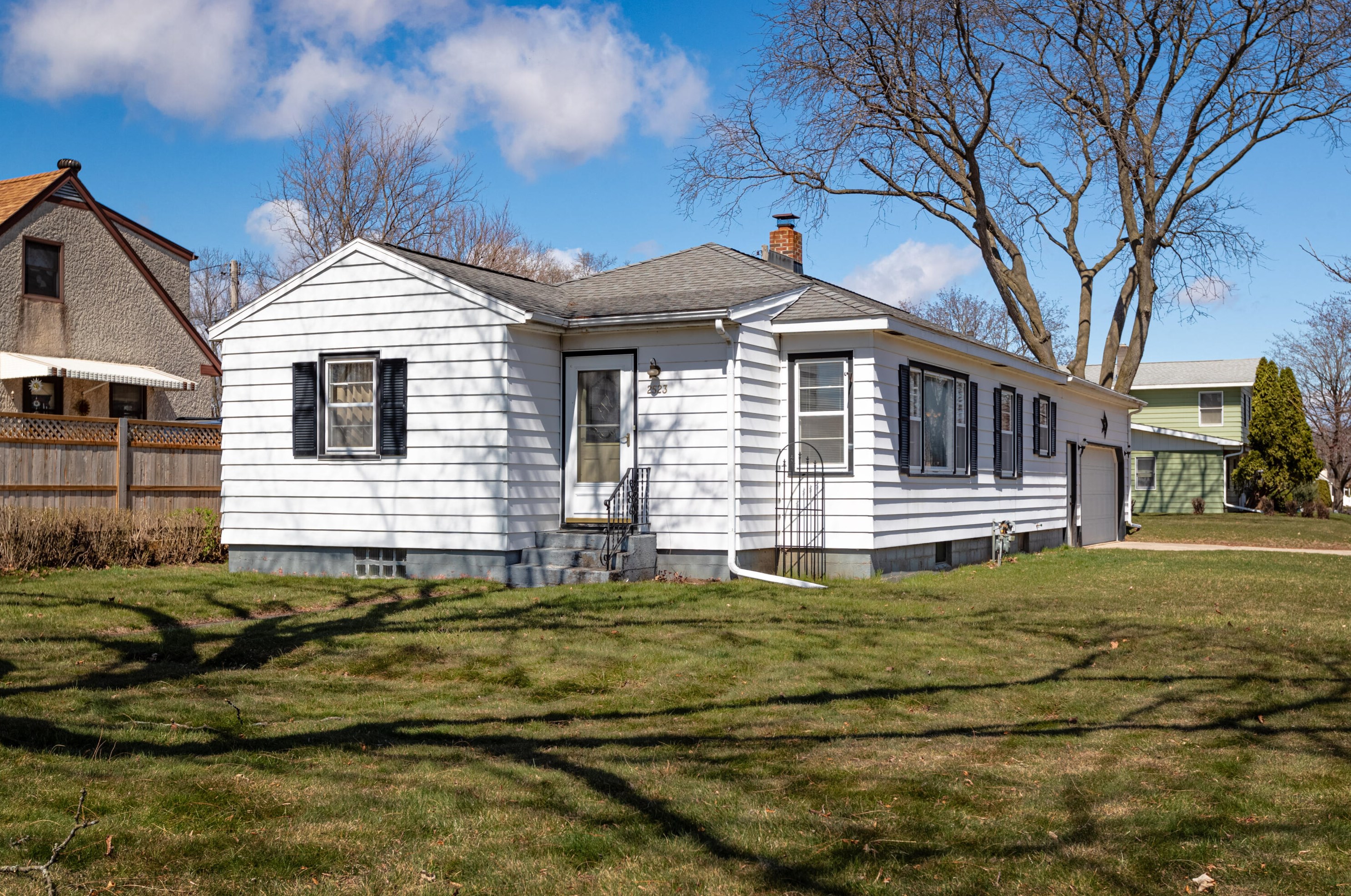 2523 Robinsdale Ave, La Crosse, WI 54601-7944