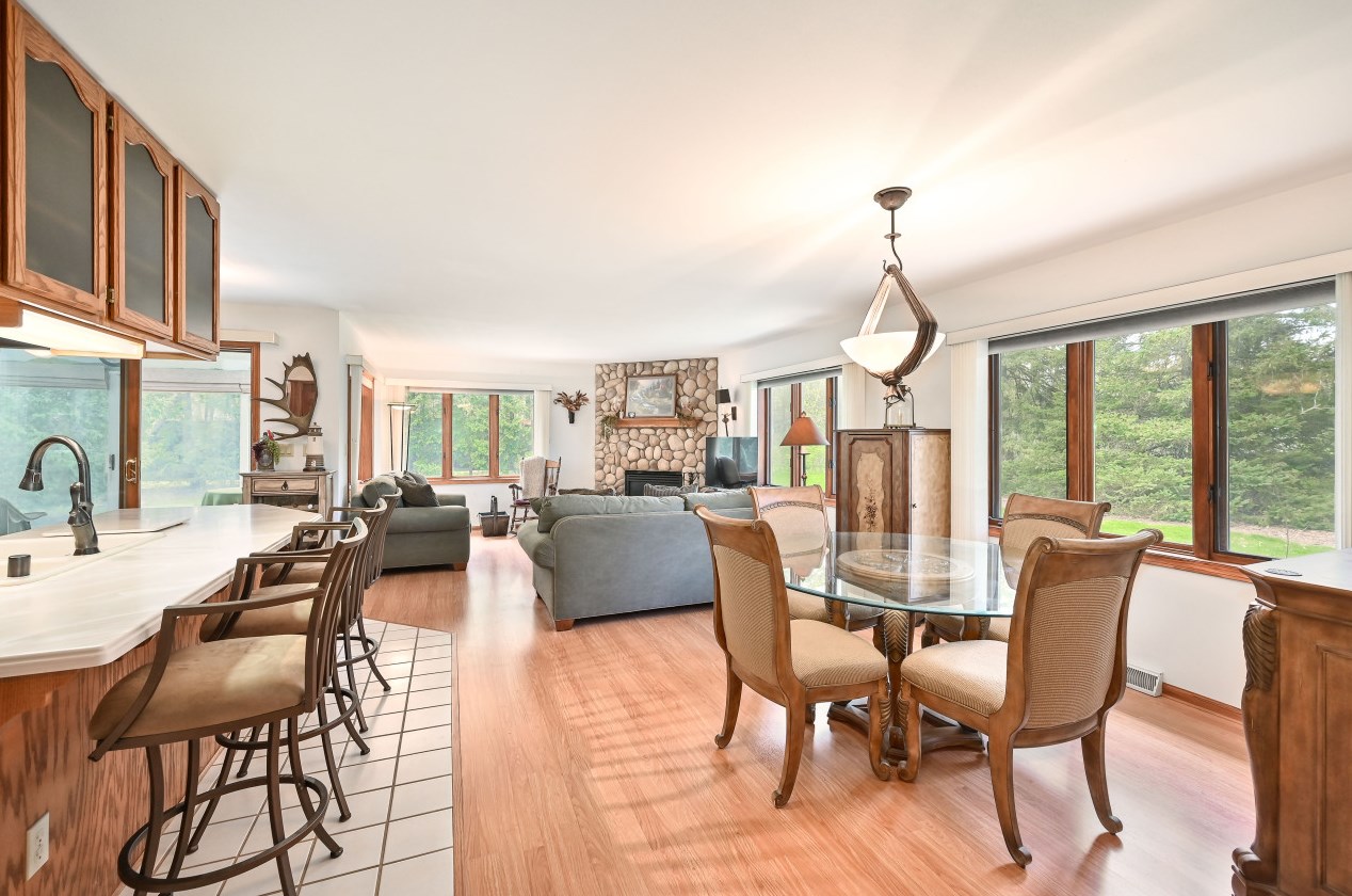 7523 Mequon Square Dr, Thiensville, WI 53092-8528