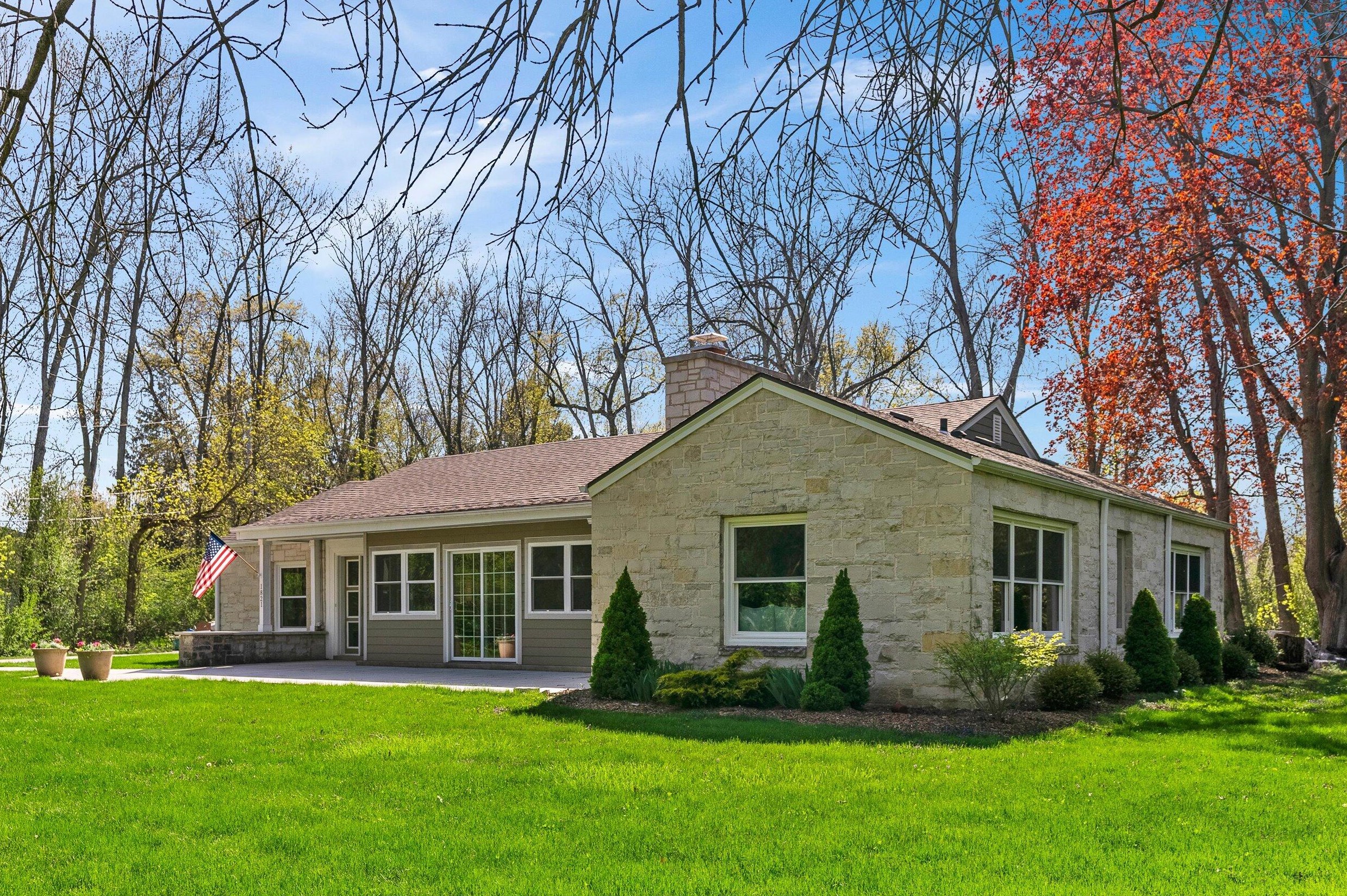 1821 Fox Ln, Milwaukee, WI 53217-2859