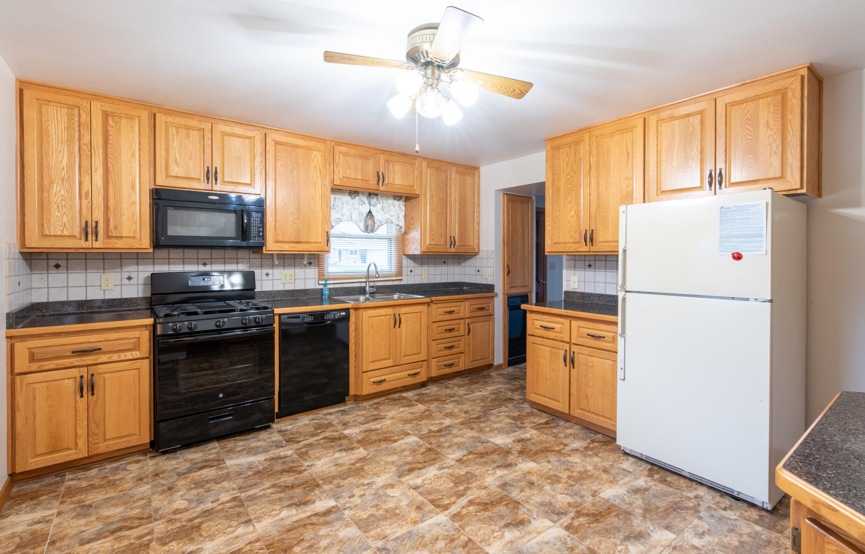 8818 84th St, Hales Corners, WI 53132-9775