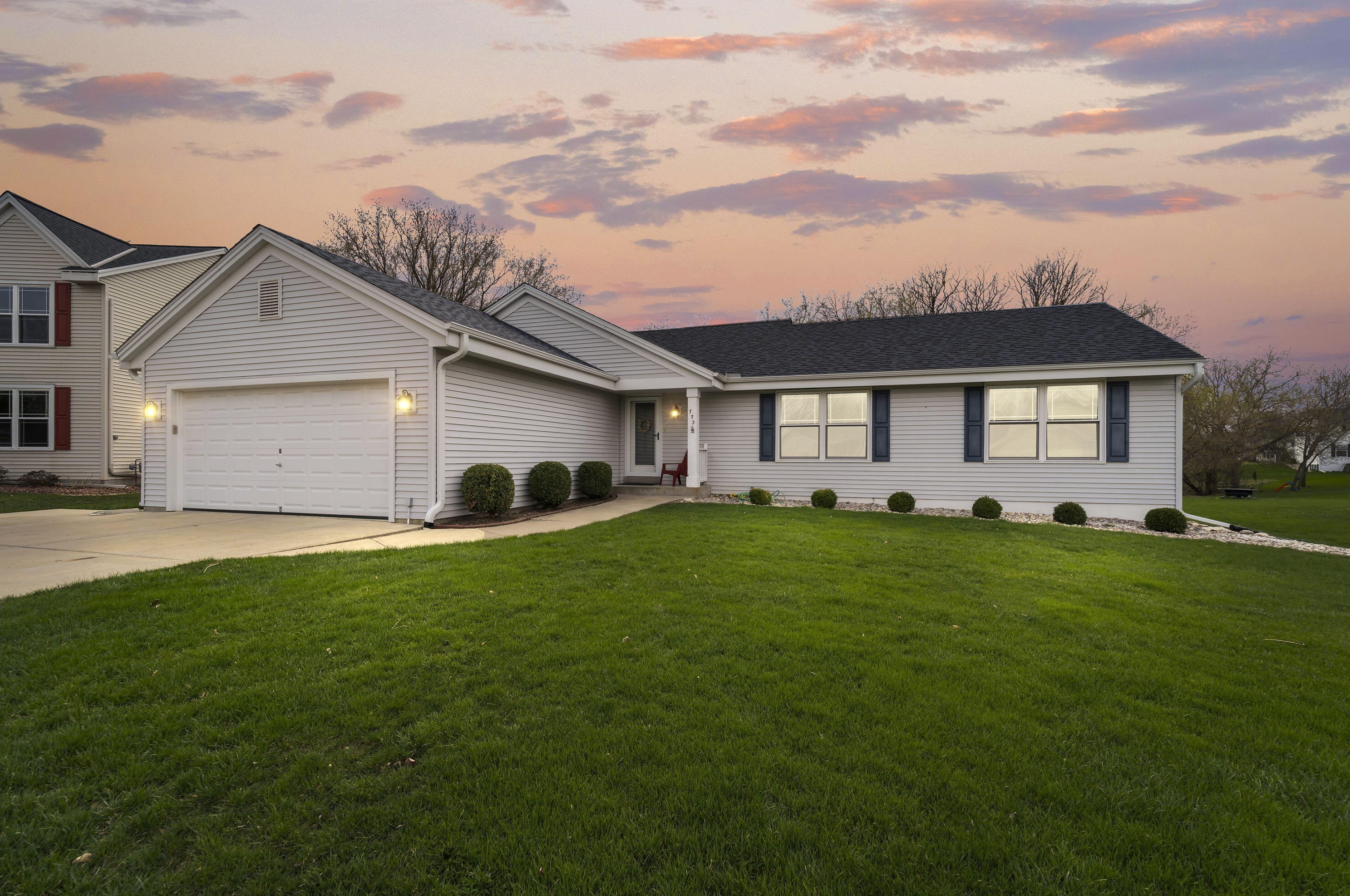 773 Barrington Ct, Pewaukee, WI 53072-6321