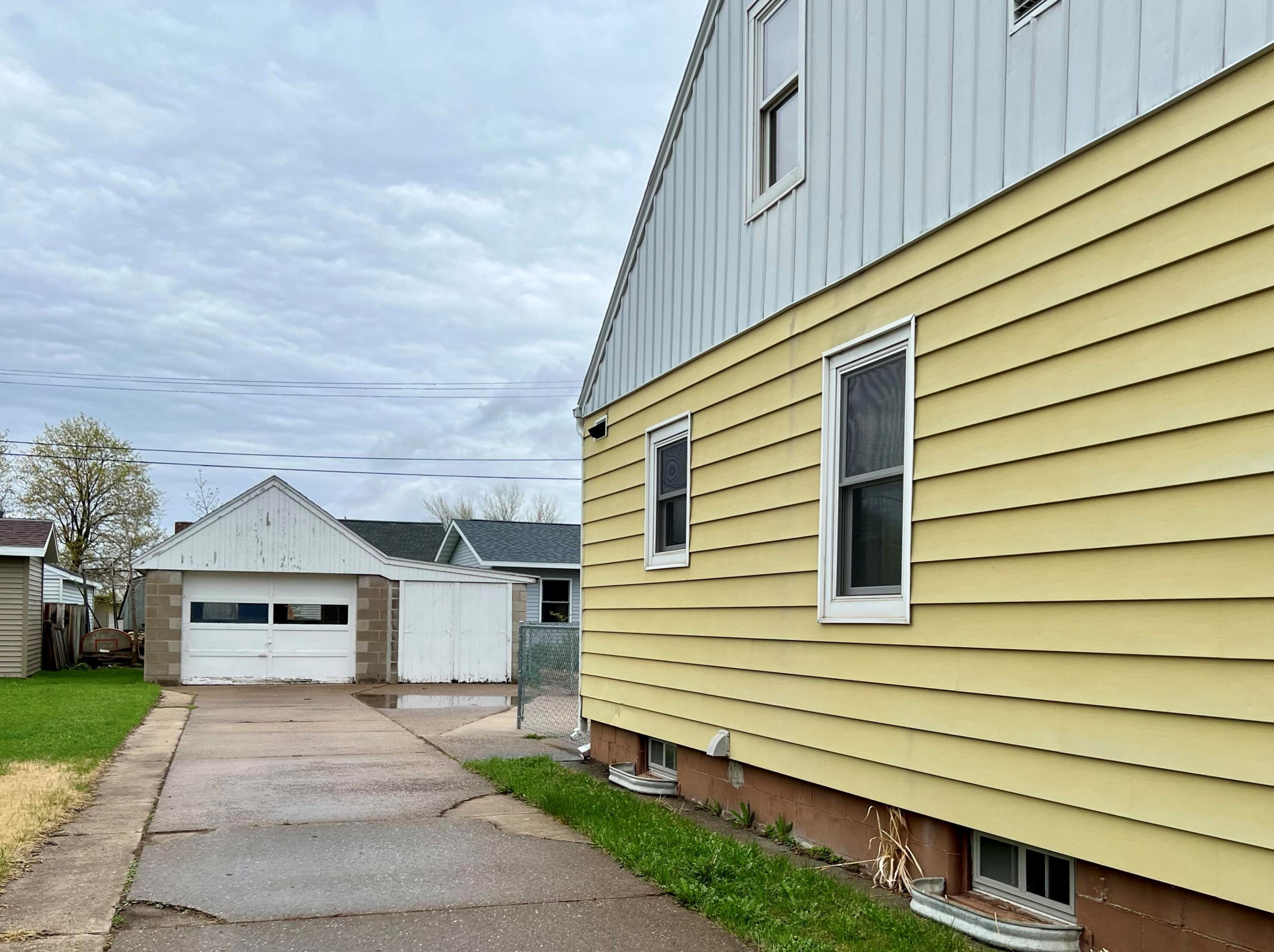 2821 James St, La Crosse WI  54601-7664 exterior