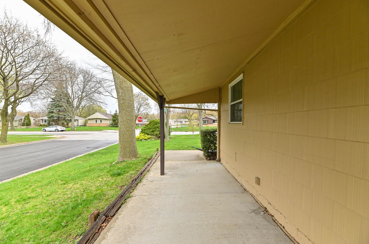 5594 Honey Crk Dr, Milwaukee WI 53221-4014 exterior