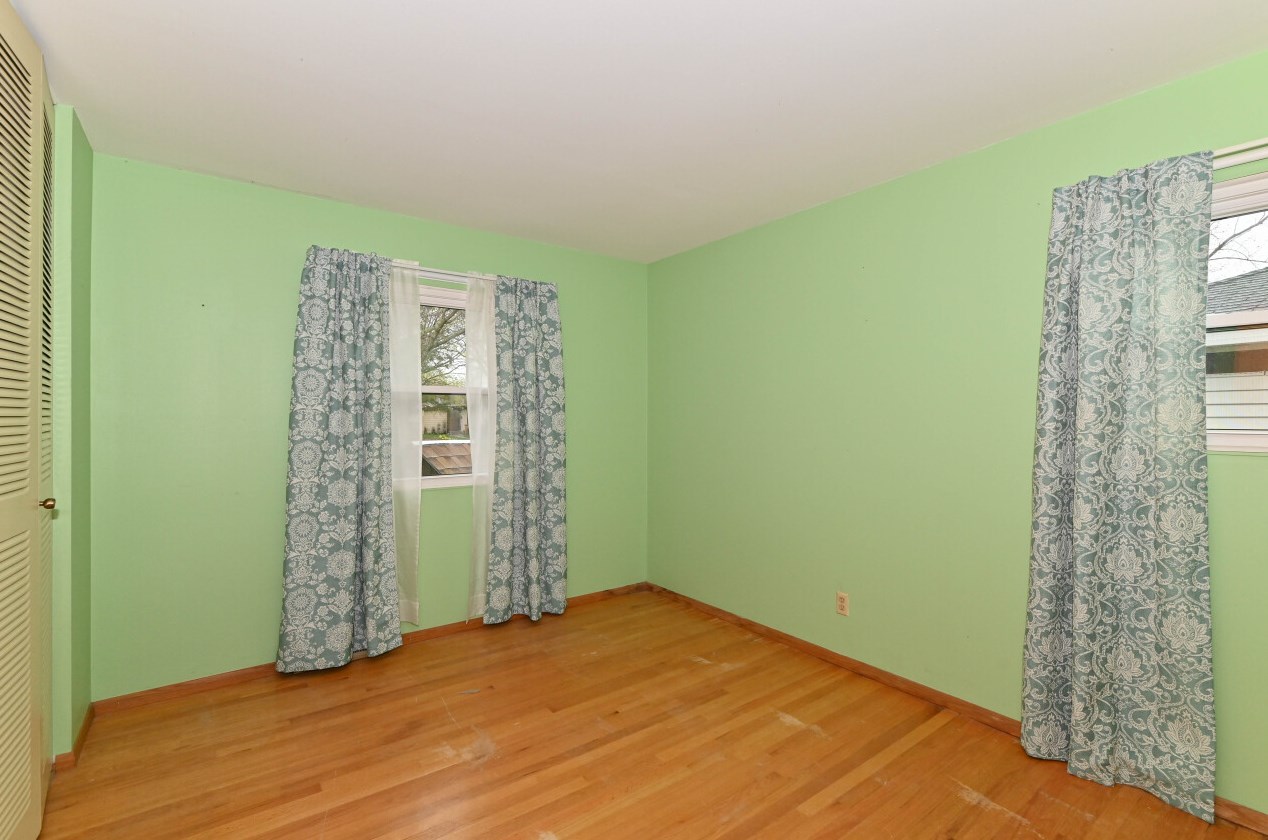 5594 Honey Crk Dr, Milwaukee WI 53221-4014 exterior