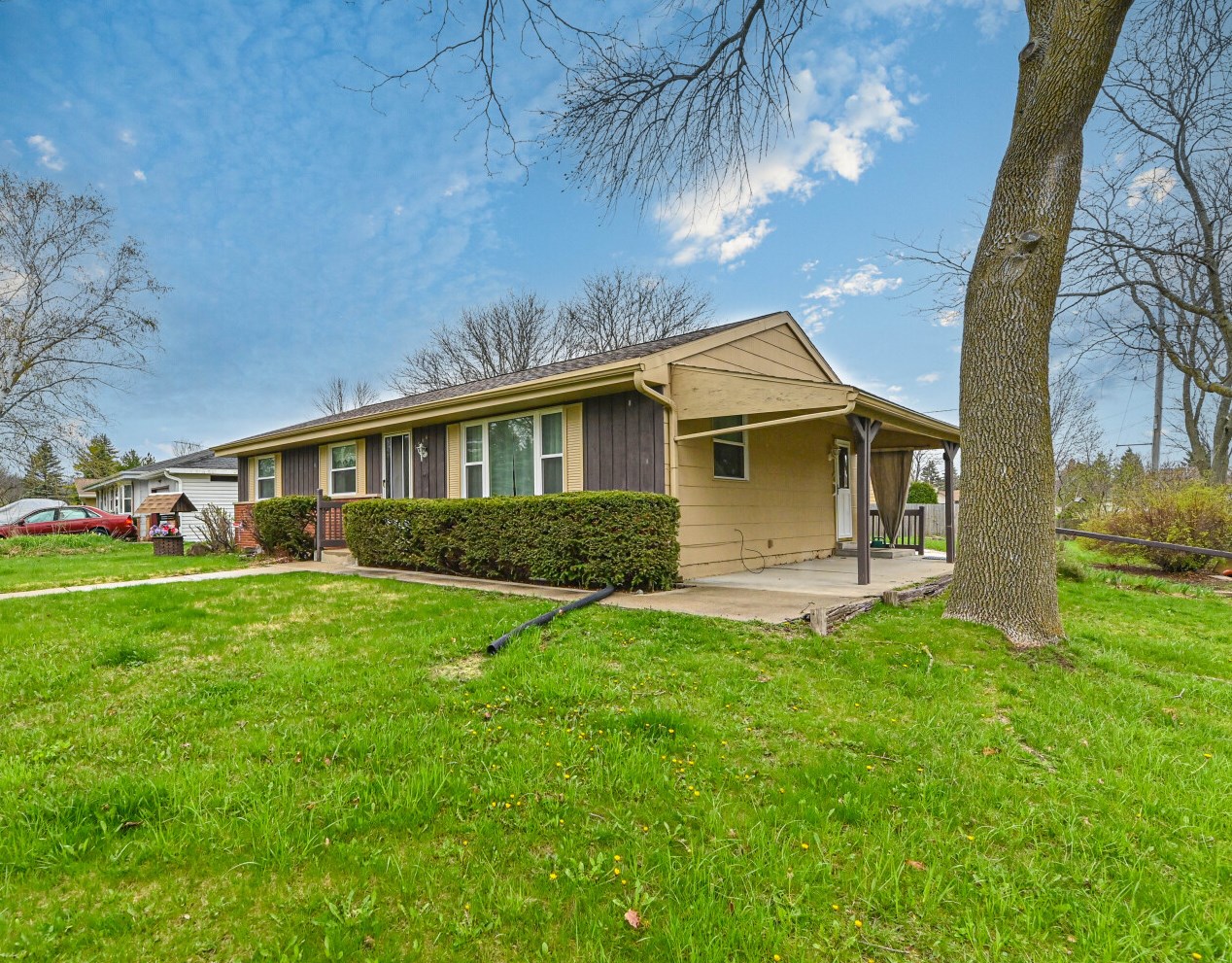 5594 Honey Crk Dr, Milwaukee WI 53221-4014 exterior