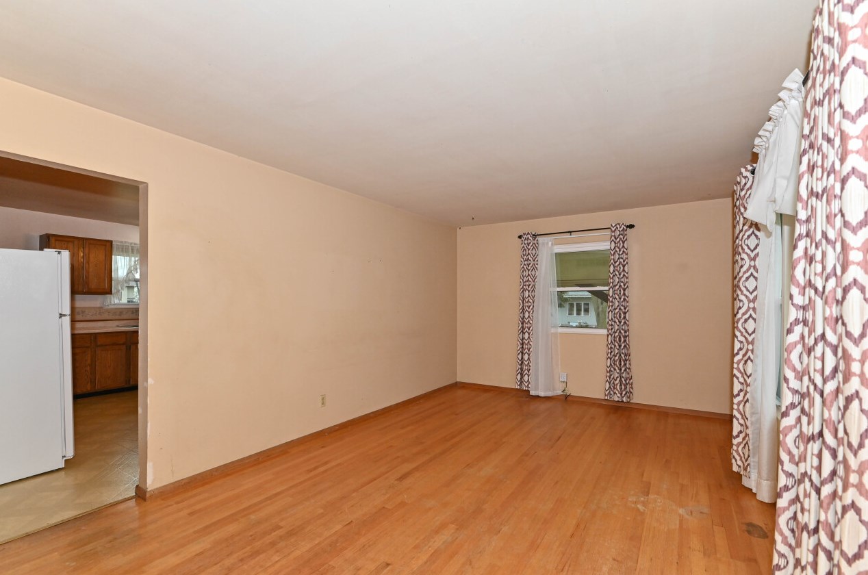 5594 Honey Crk Dr, Milwaukee WI 53221-4014 exterior