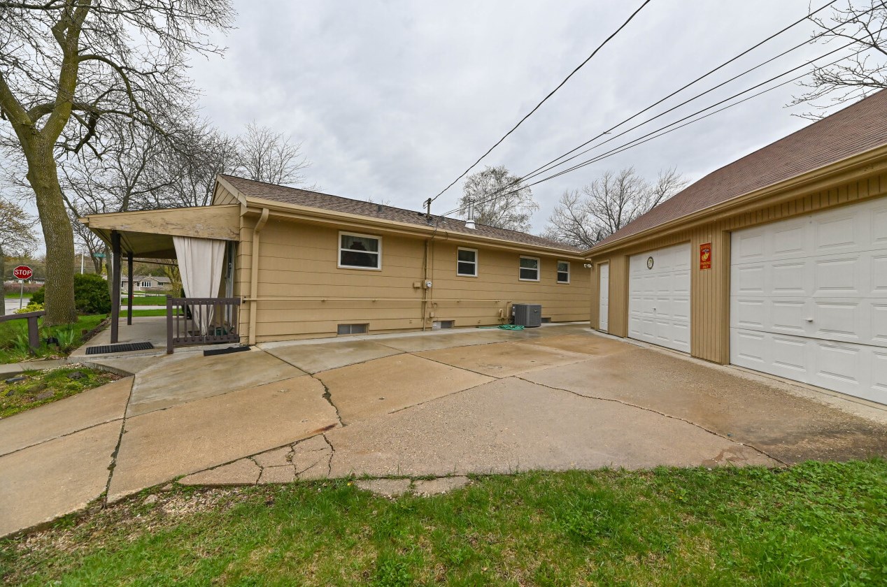 5594 Honey Crk Dr, Milwaukee WI 53221-4014 exterior