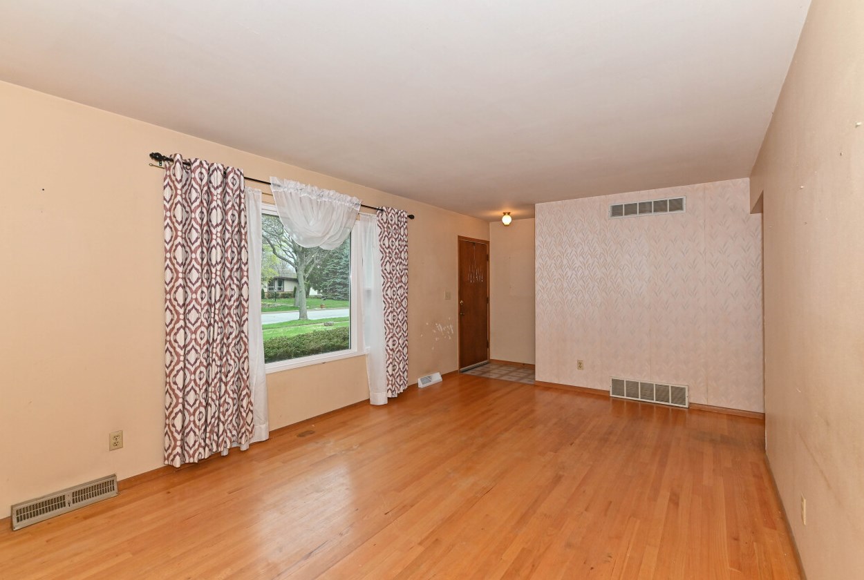 5594 Honey Crk Dr, Milwaukee WI 53221-4014 exterior