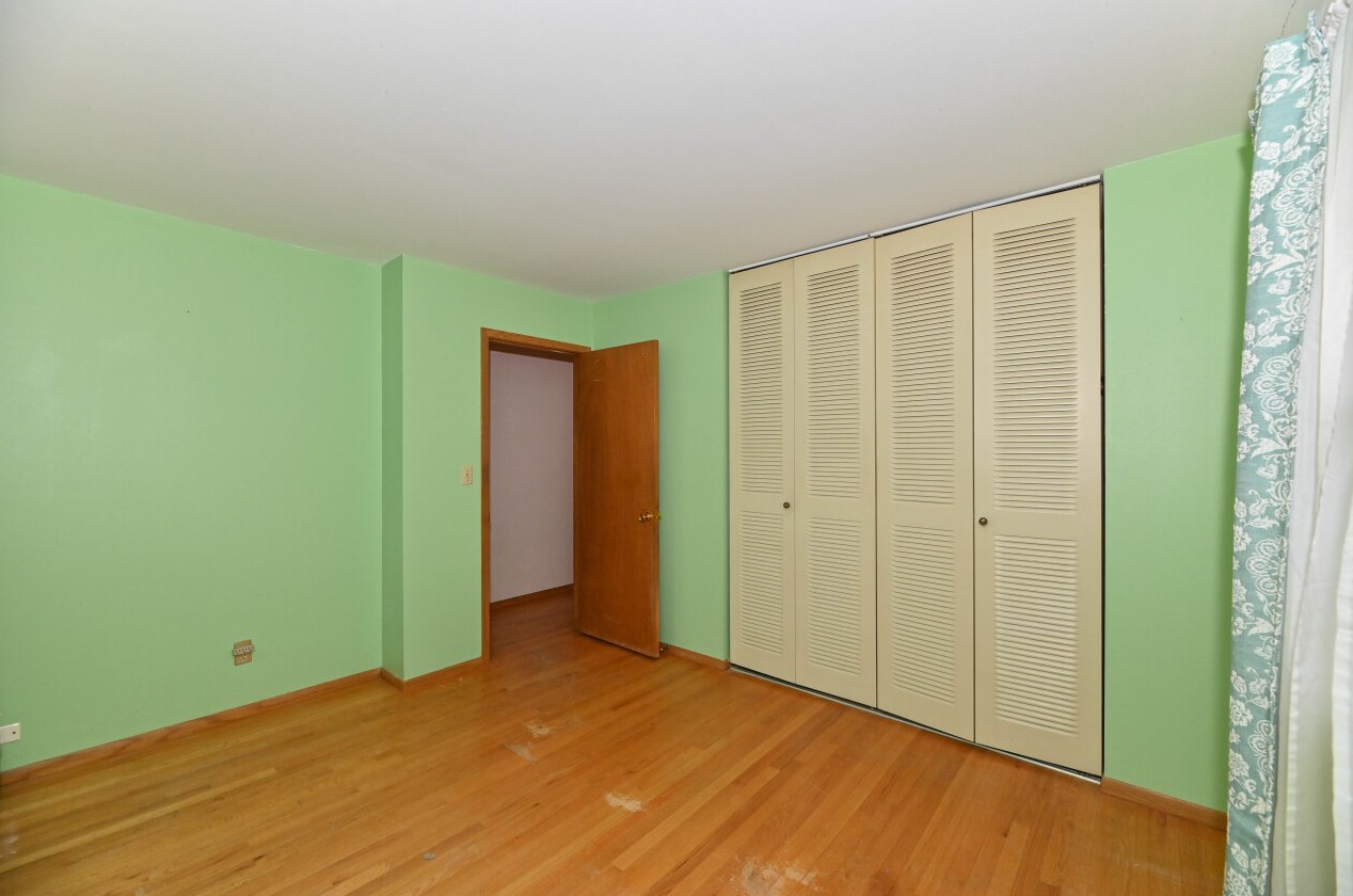 5594 Honey Crk Dr, Milwaukee WI 53221-4014 exterior