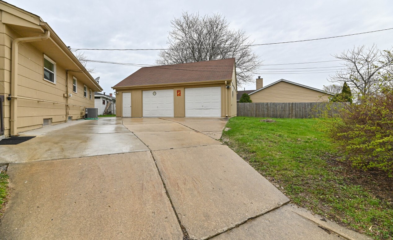 5594 Honey Crk Dr, Milwaukee WI 53221-4014 exterior