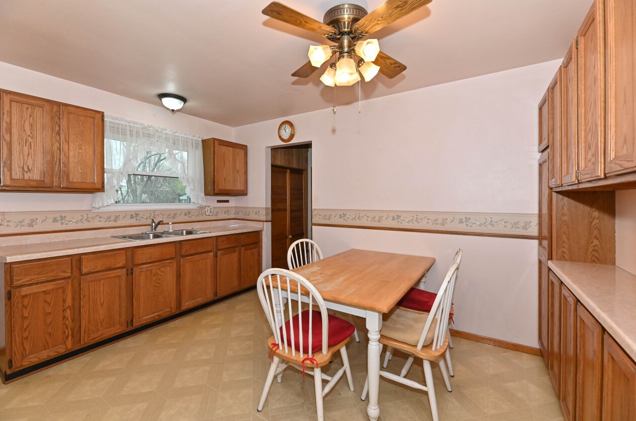 5594 Honey Crk Dr, Milwaukee WI 53221-4014 exterior