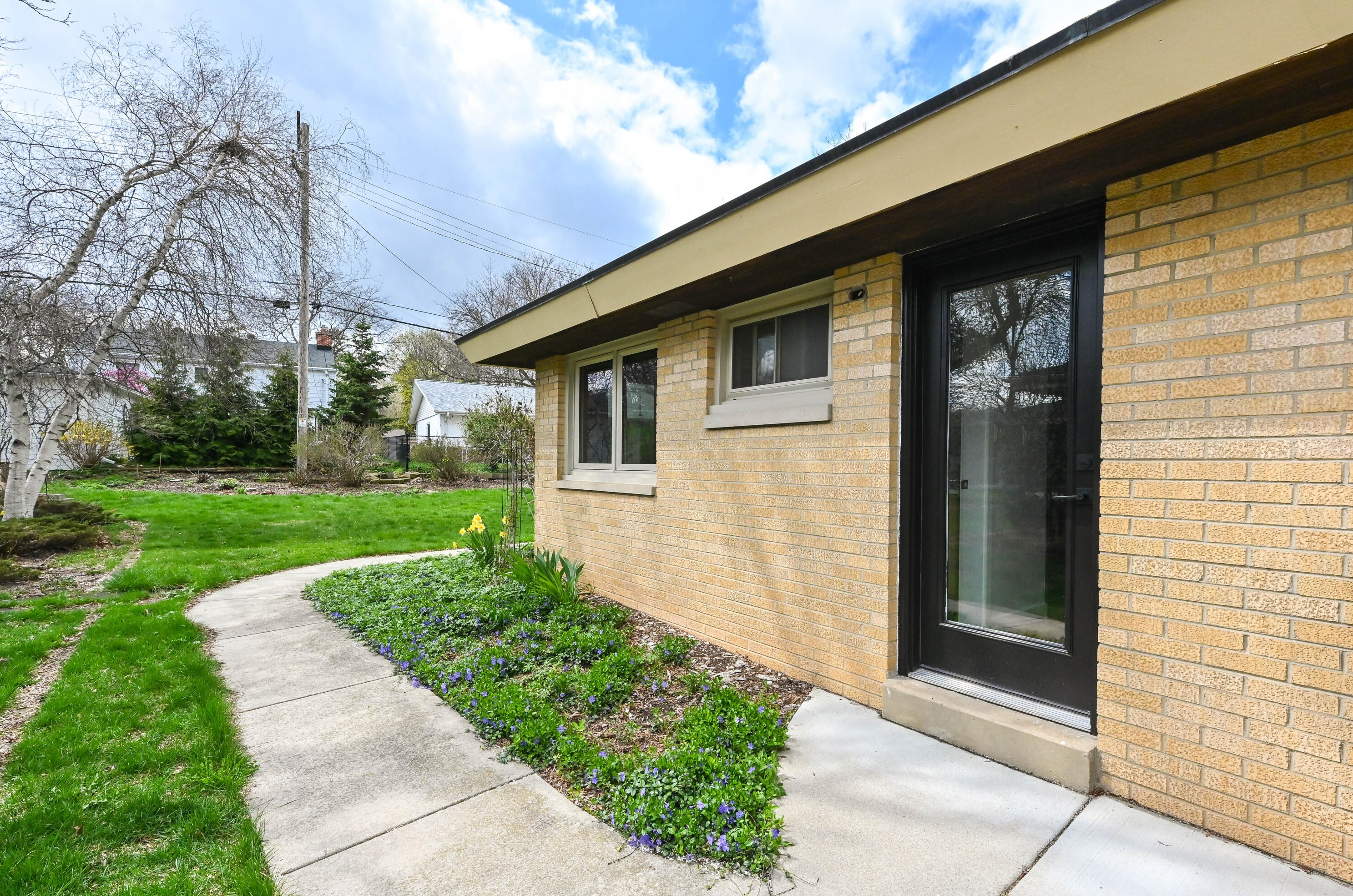 3213 104, Milwaukee WI 53222-3323 exterior