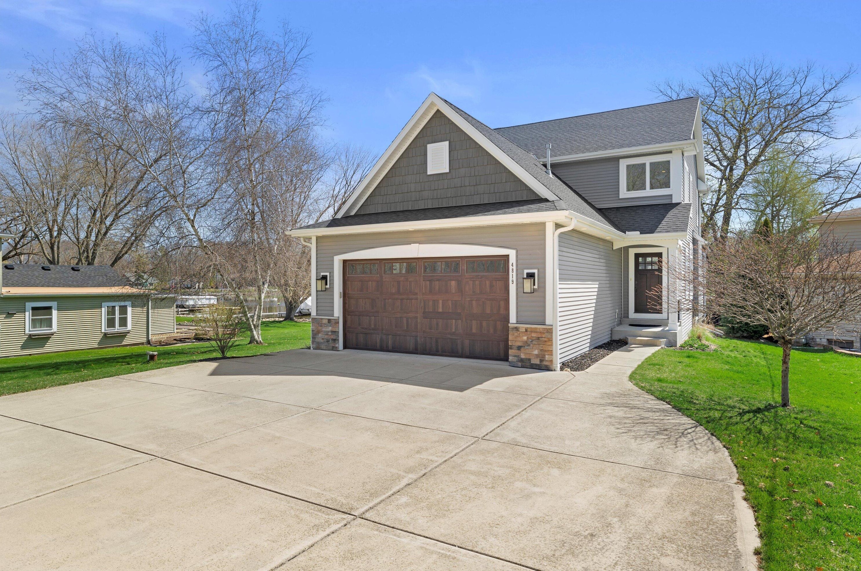 4819 Riverside Rd, Waterford, WI 53185