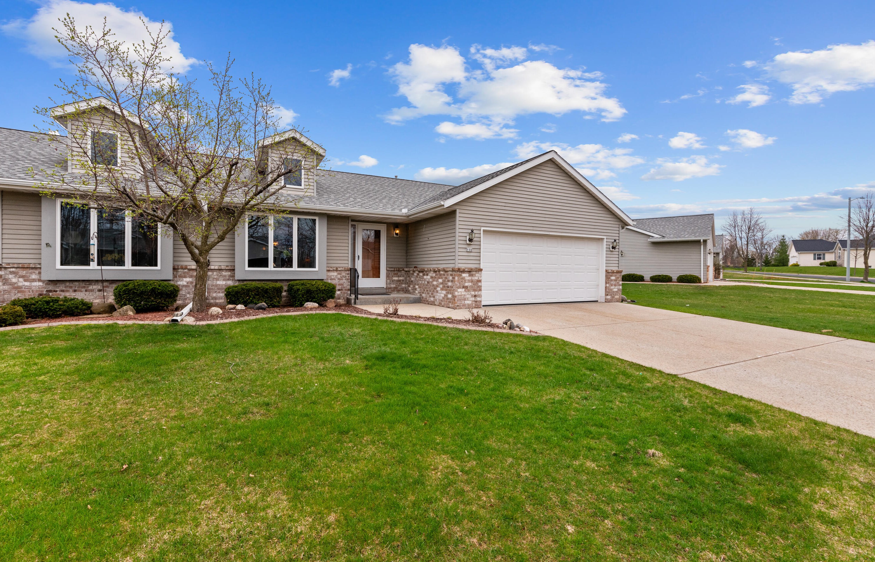 640 Nature Trl, Hartford, WI 53027-9285