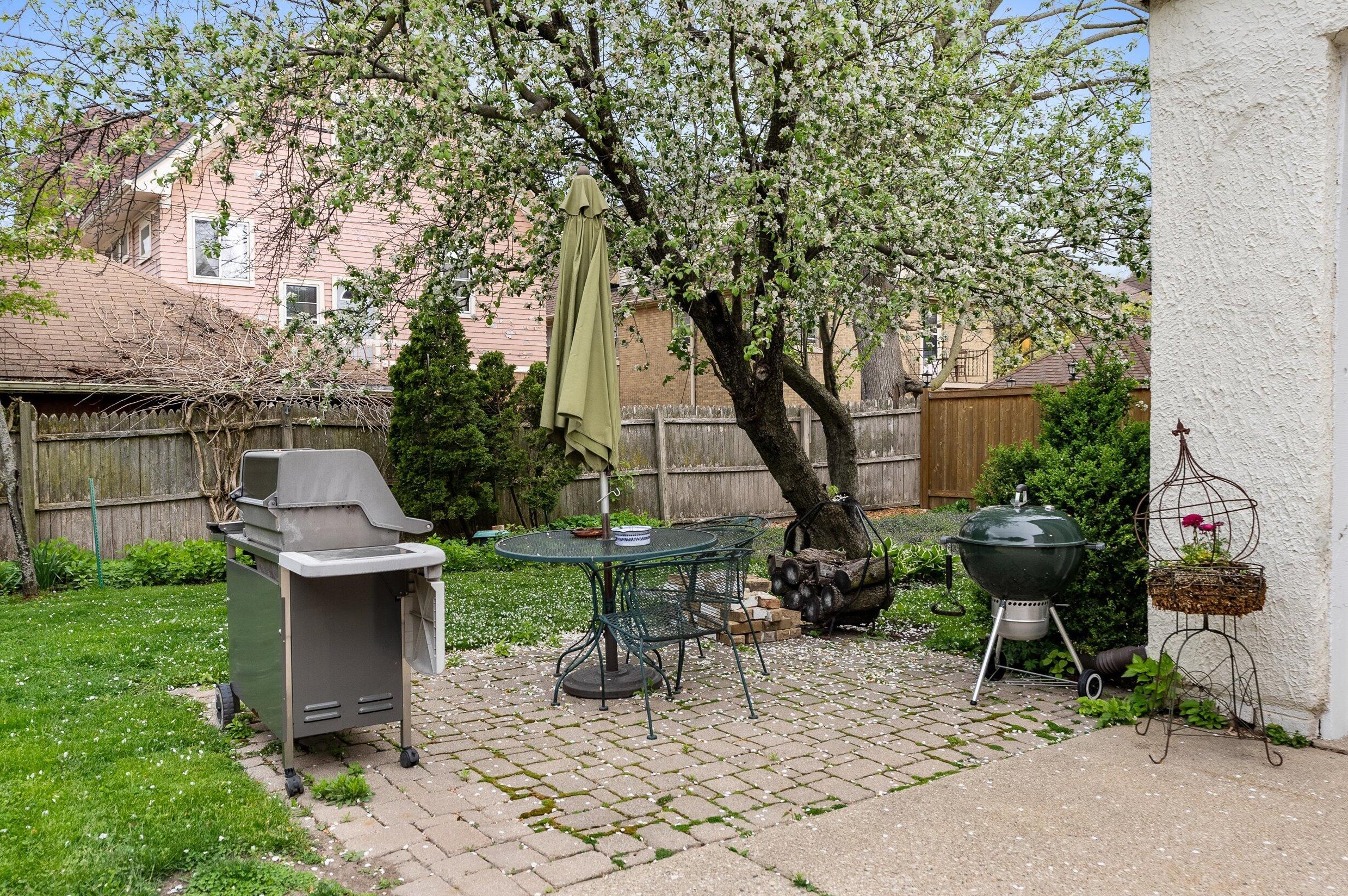 3467 Hackett Ave, Milwaukee WI 53211-2638 exterior