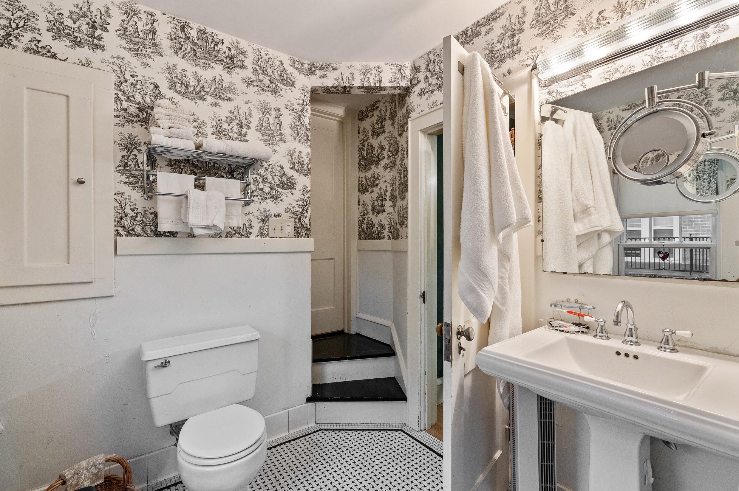 3467 Hackett Ave, Milwaukee WI 53211-2638 exterior