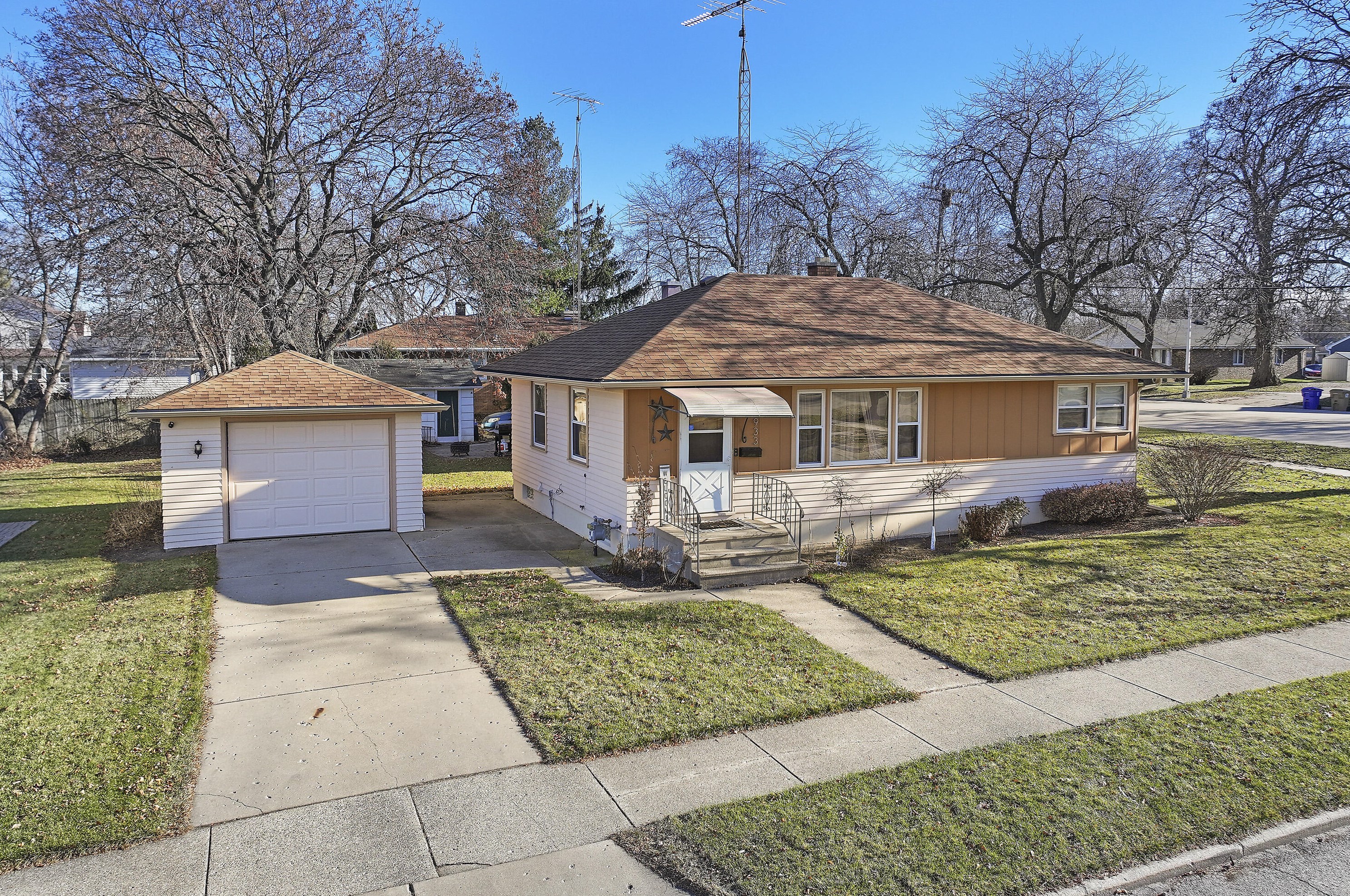 5933 42nd Ave, Kenosha, WI 53144