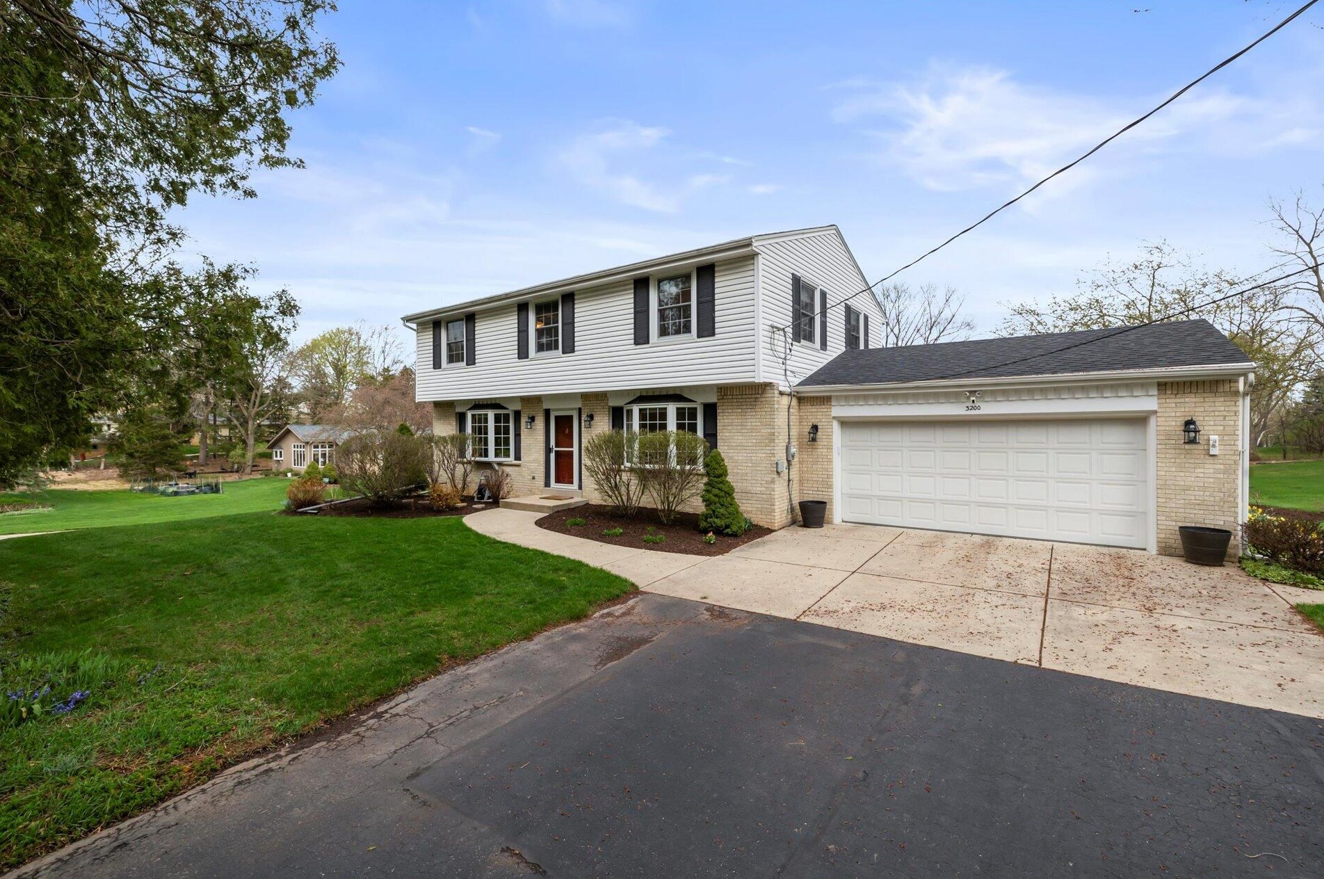 3200 Sunny View Ln, Brookfield, WI 53005-2906