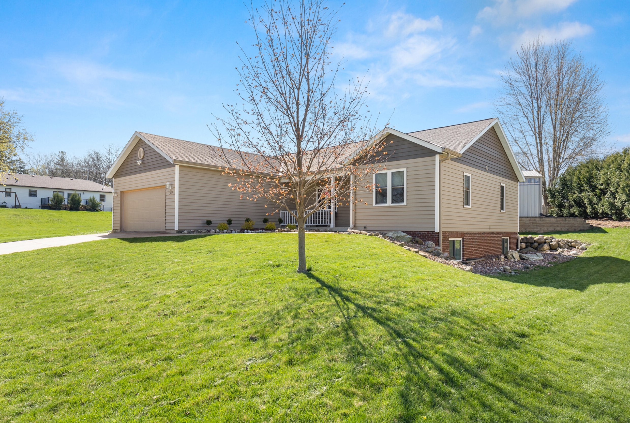 387 Root Ave, Hartford, WI 53027