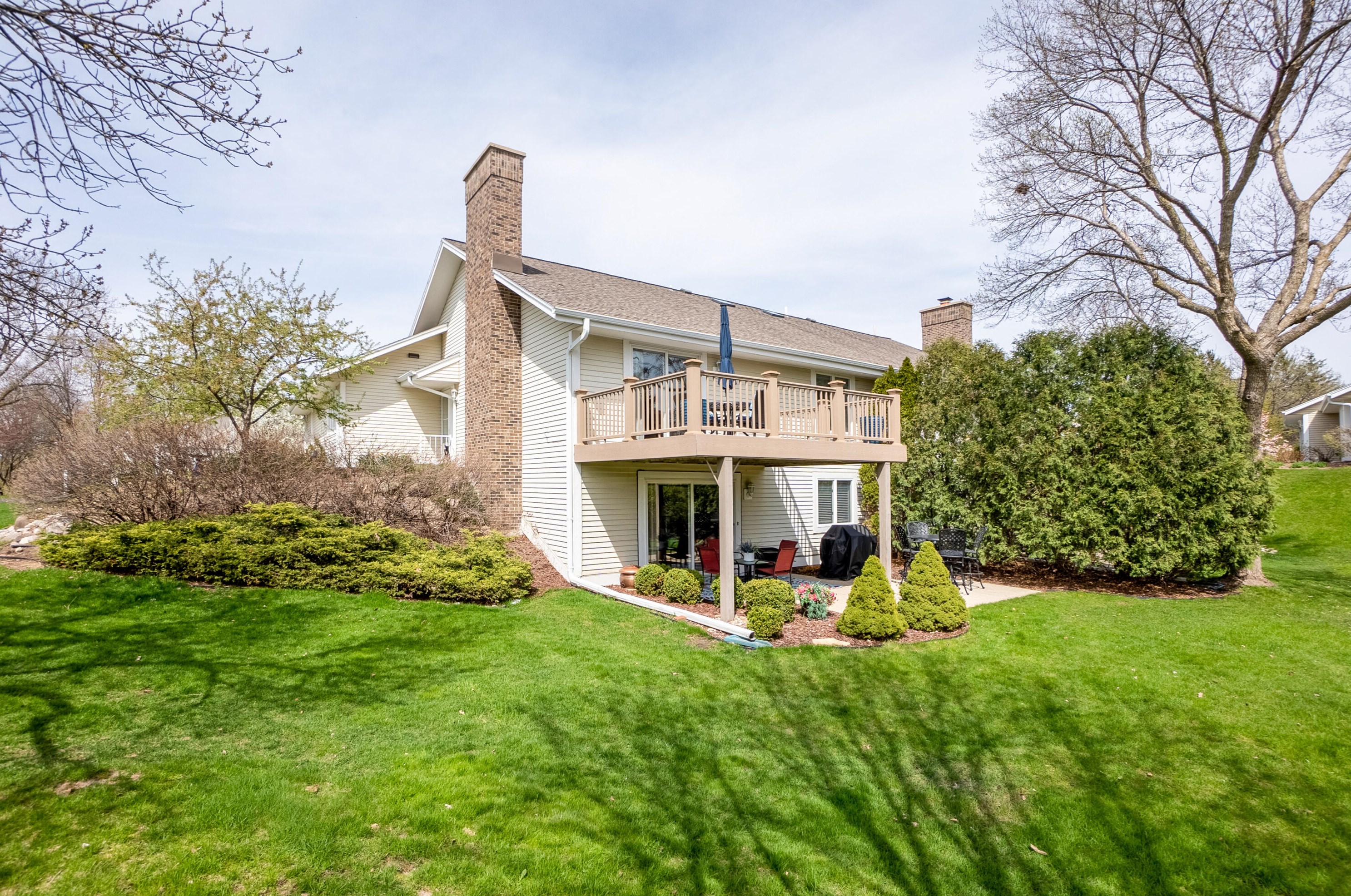121 Harrogate Dr, Waukesha, WI 53188-4410