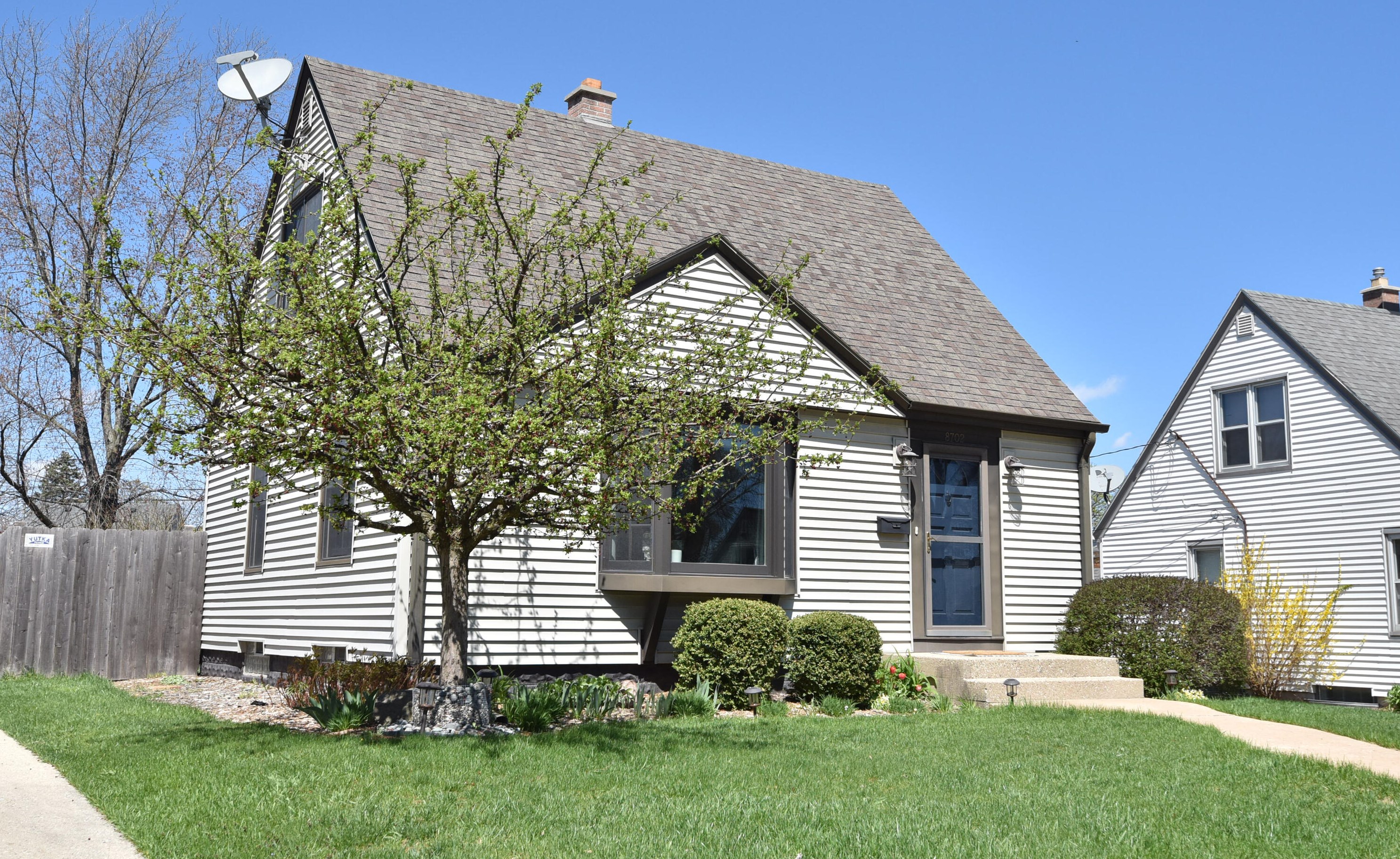 8702 Boone Ave, Milwaukee, WI 53227-3428