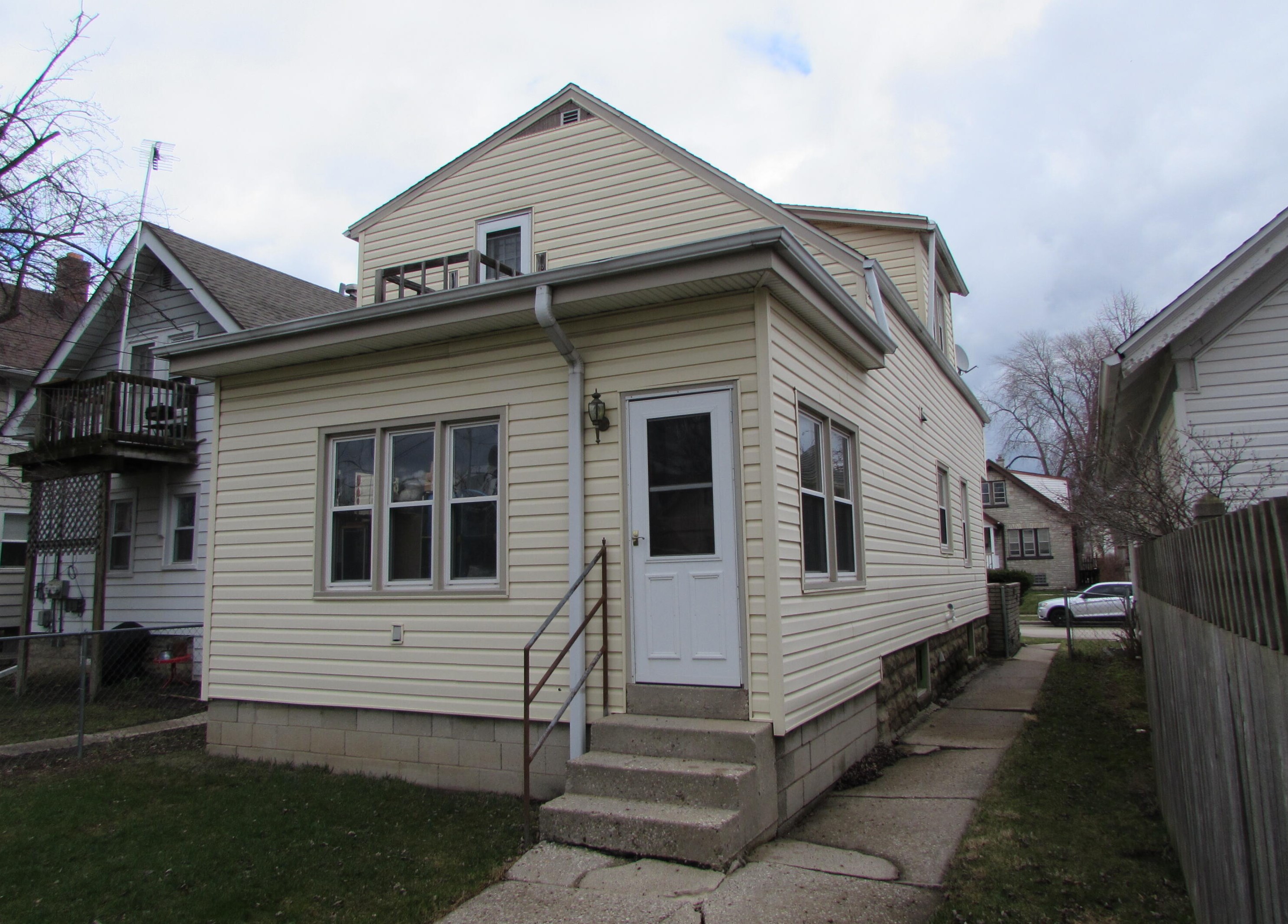 1749 72nd St, Milwaukee, WI 53214-4713