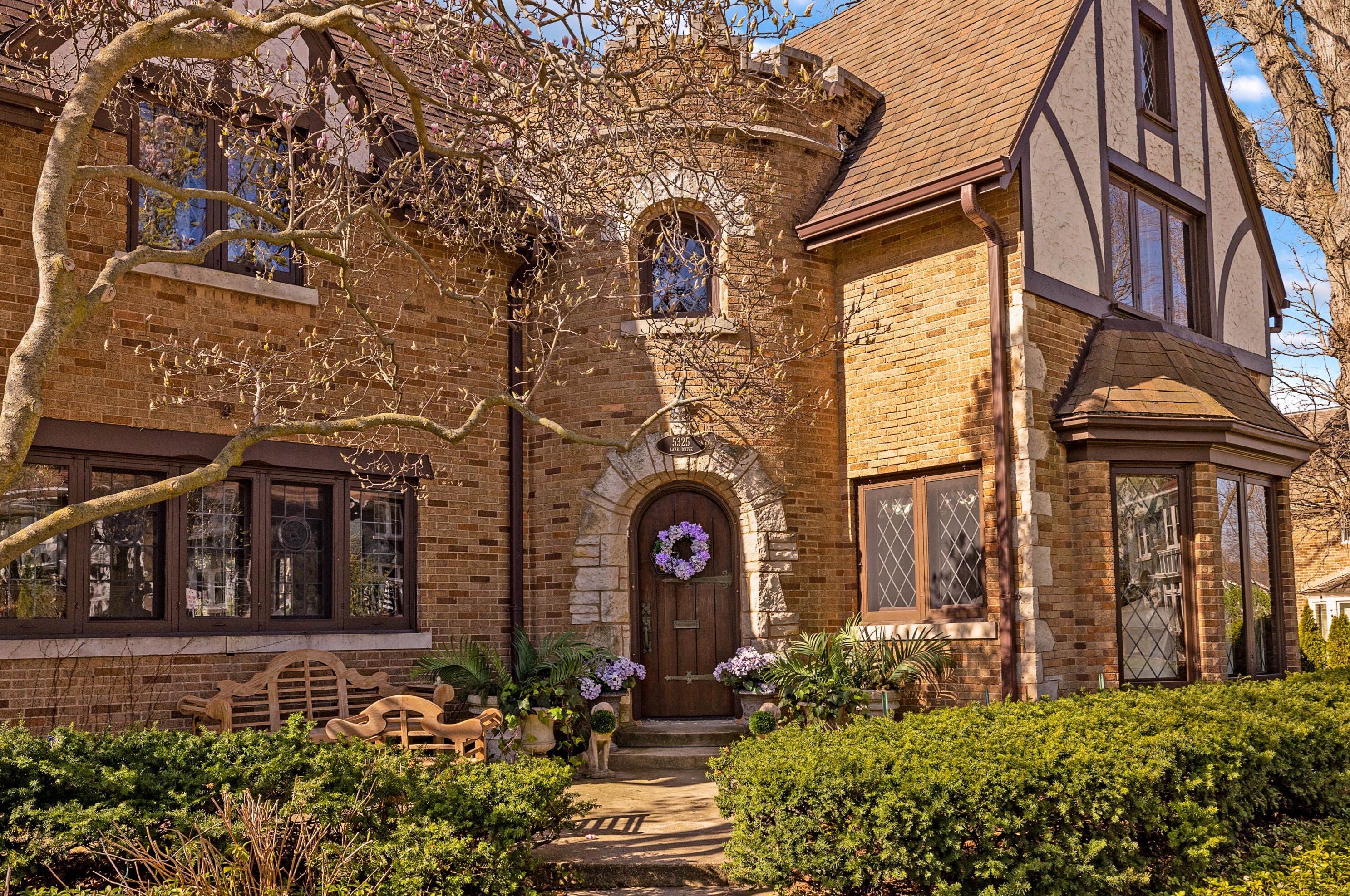 5325 Lake Dr, Milwaukee, WI 53217-5373