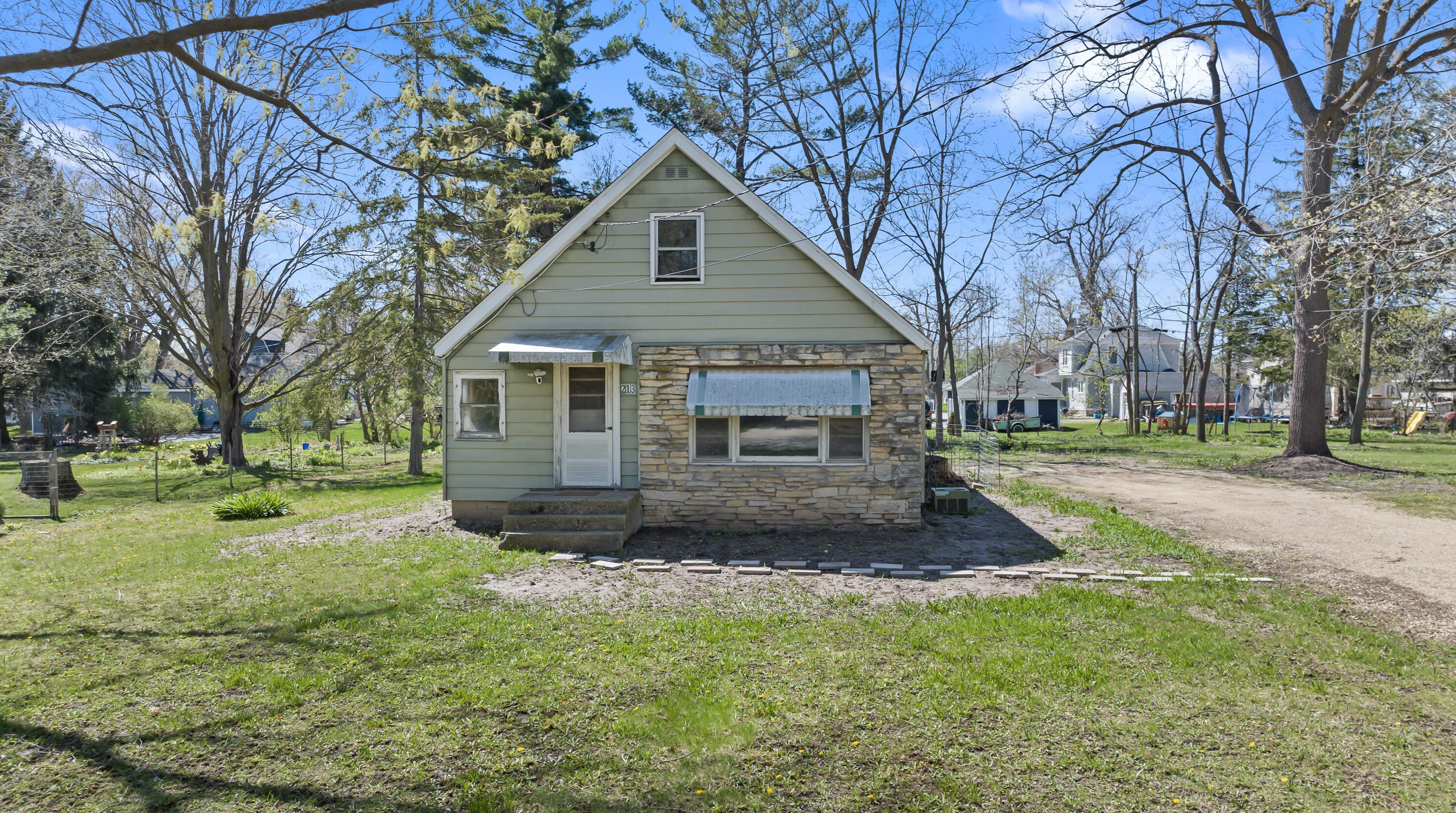 213 5th Ave, Walworth, WI 53184-9619
