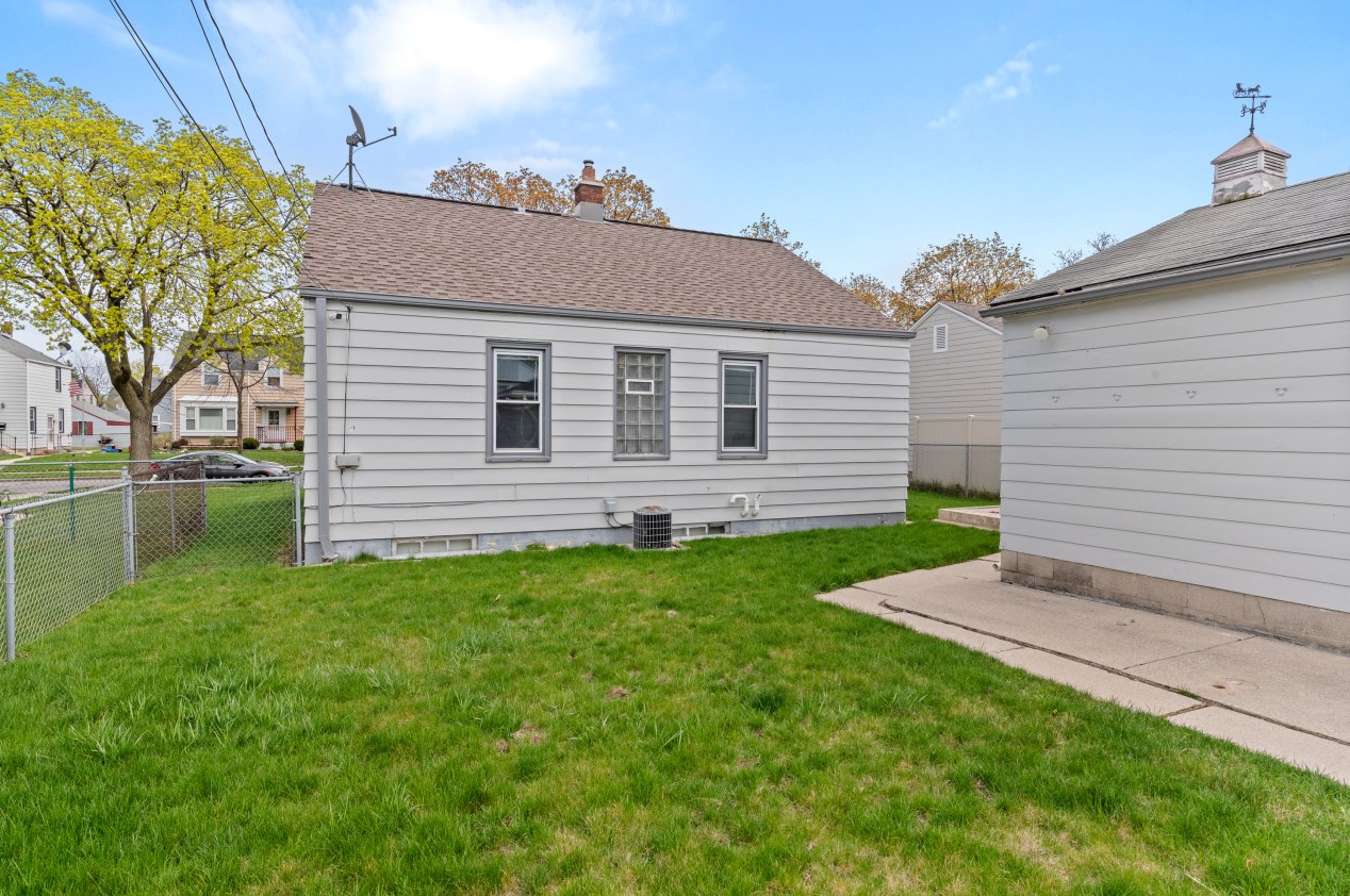 3163 22nd St, Milwaukee WI  53215-4404 exterior