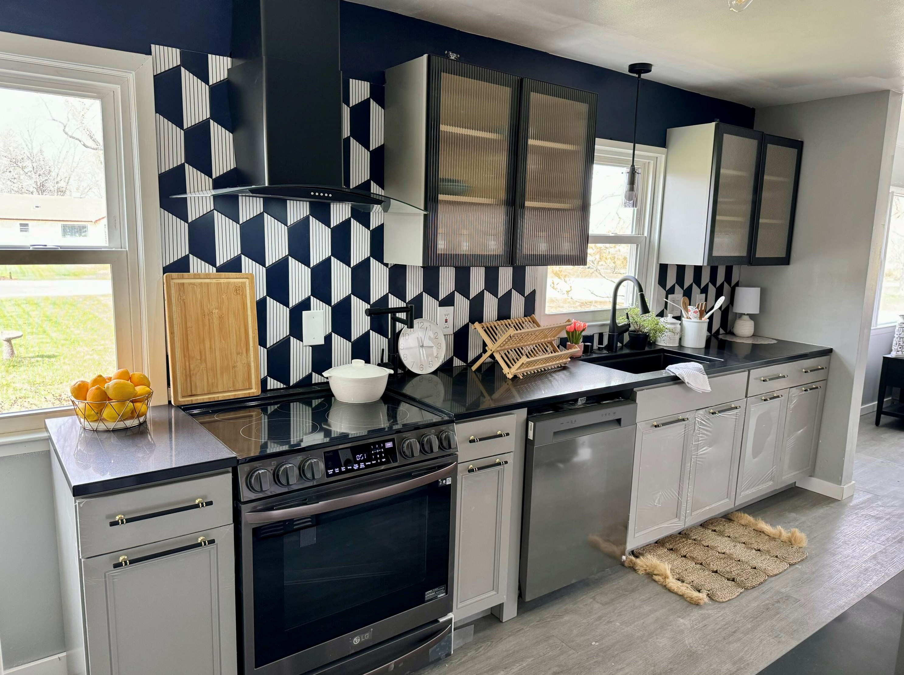 7271 Seneca Ave, Milwaukee WI 53217-3870 exterior