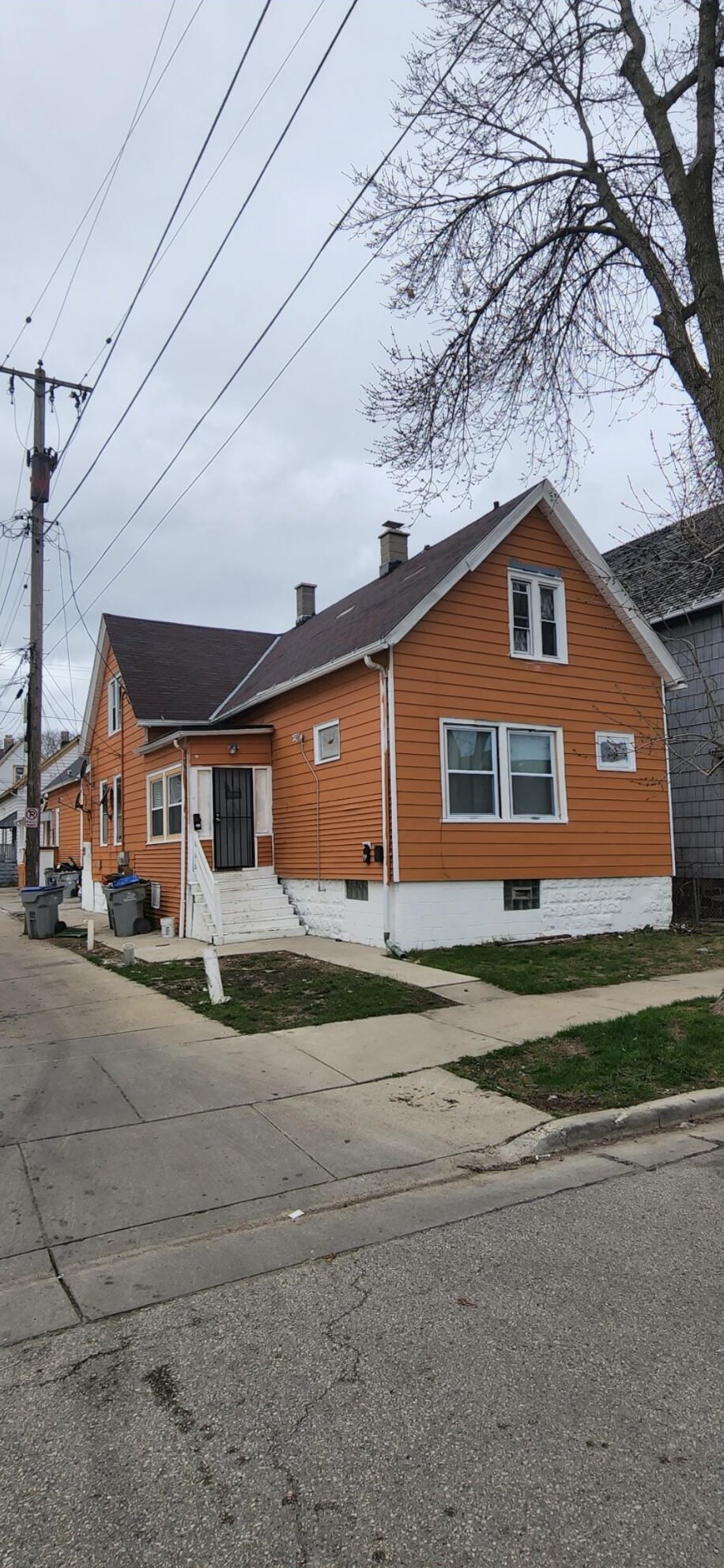 1323 19th St, Milwaukee, WI 53205-2054