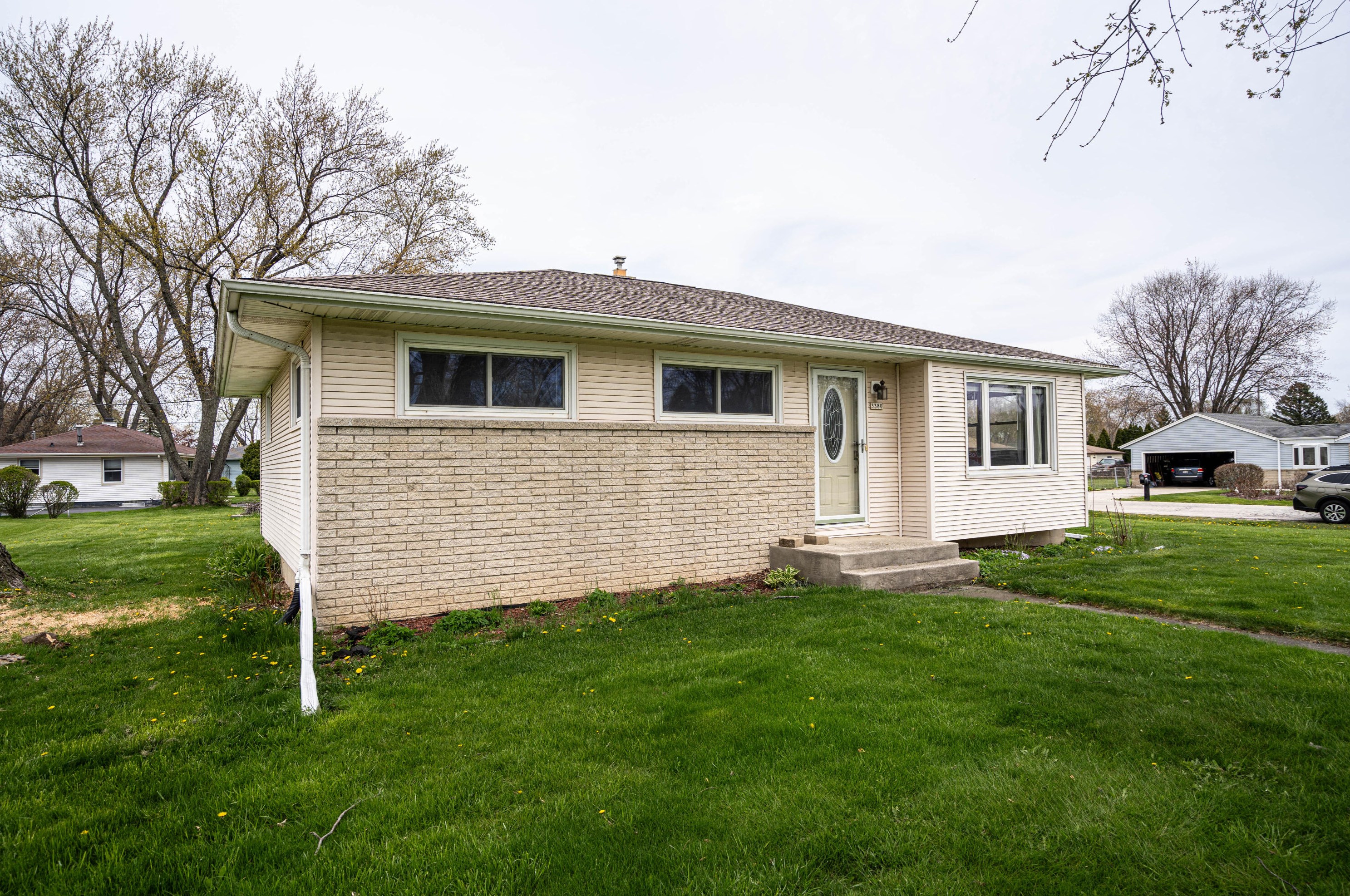 3380 E Bonnie Dr, Oak Creek, WI 53154