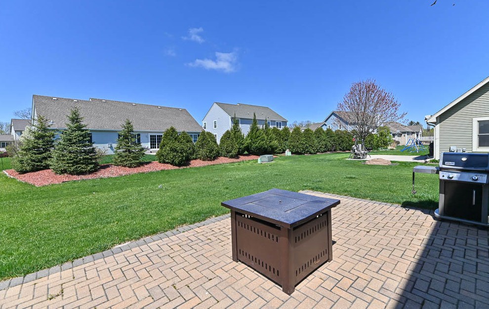7989 S River Ct, Hales Corners, WI 53132