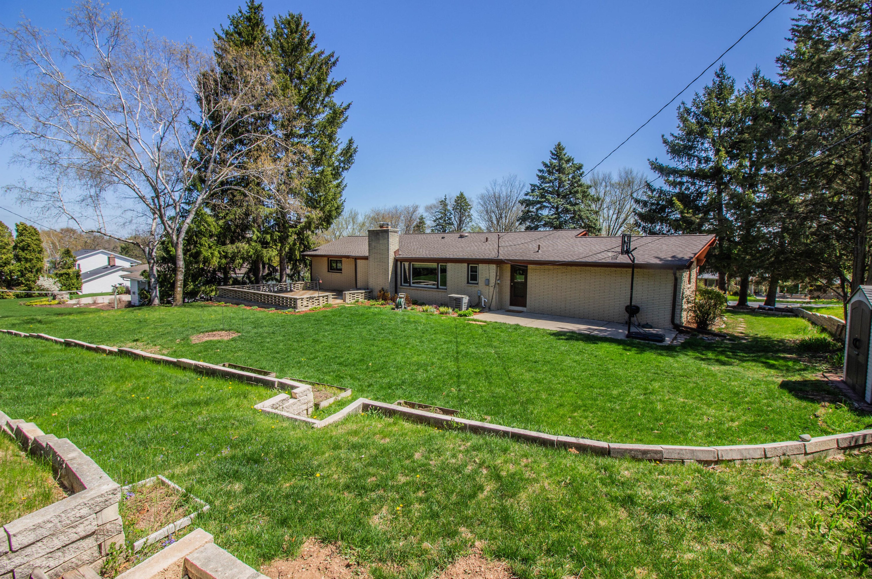 2955 Huntington Cir, Brookfield, WI 53005-1902