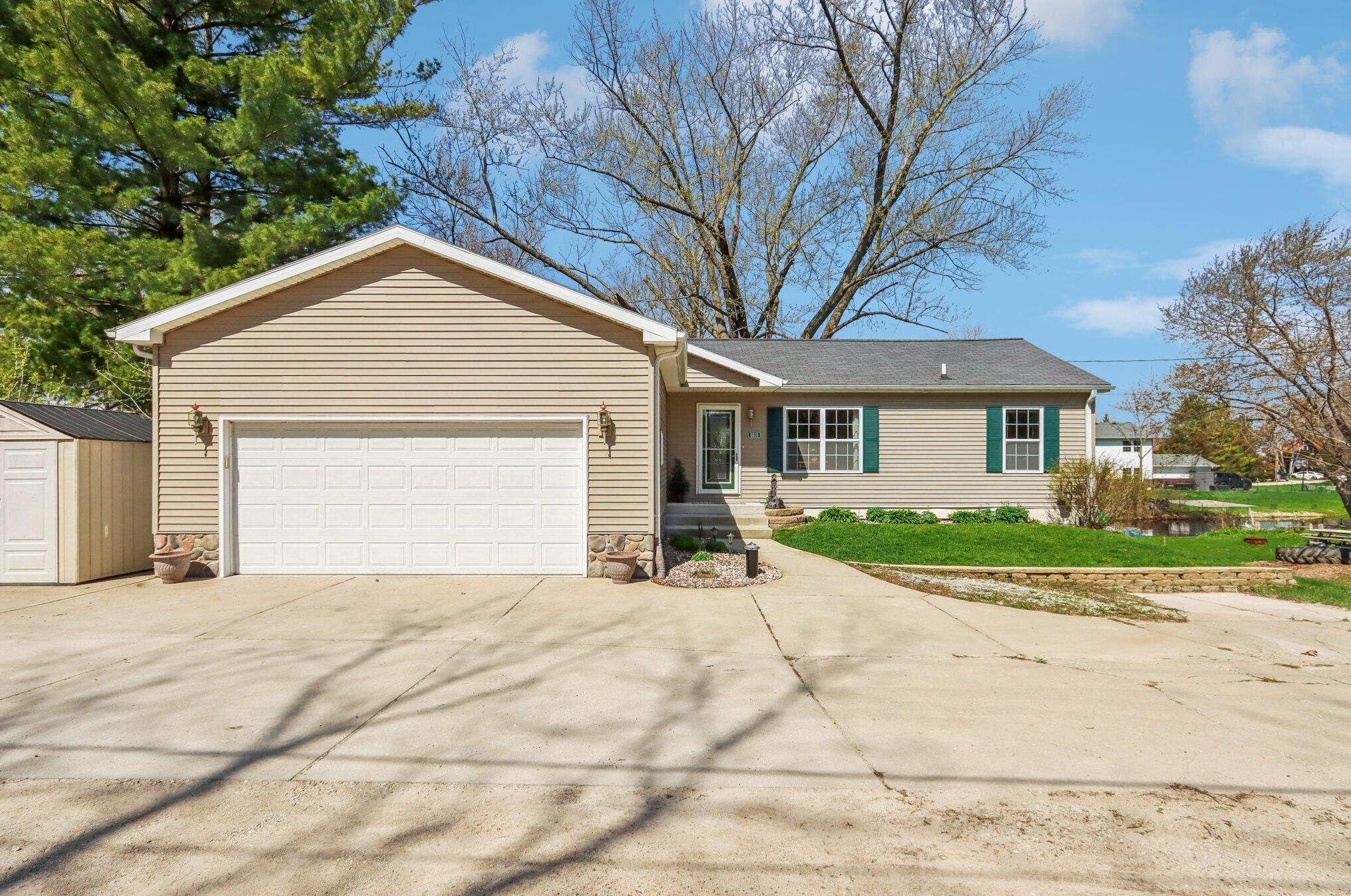 6616 Canal Ln, Waterford, WI 53185