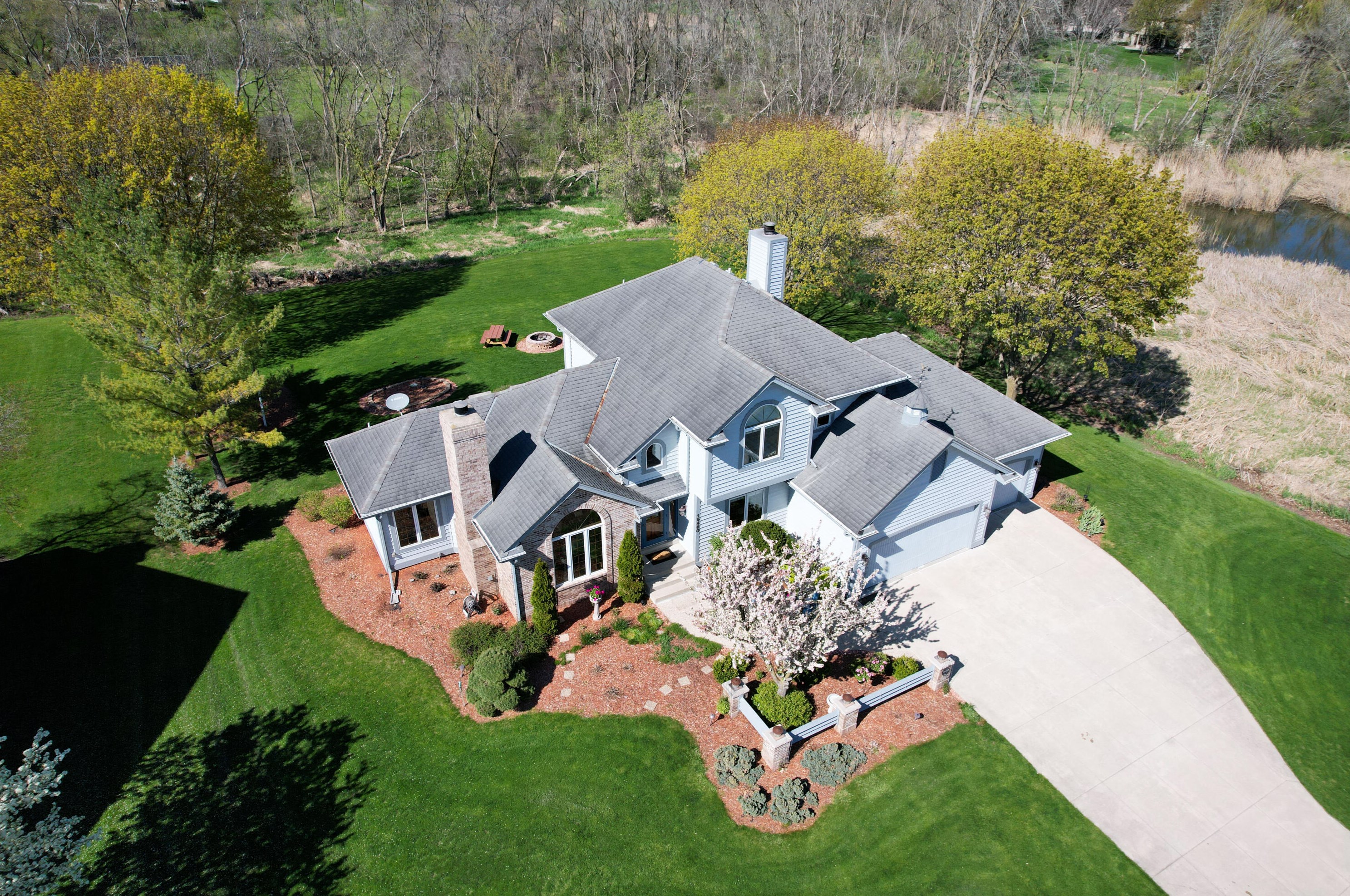 15460 Shamrock Ln, Brookfield, WI 53005