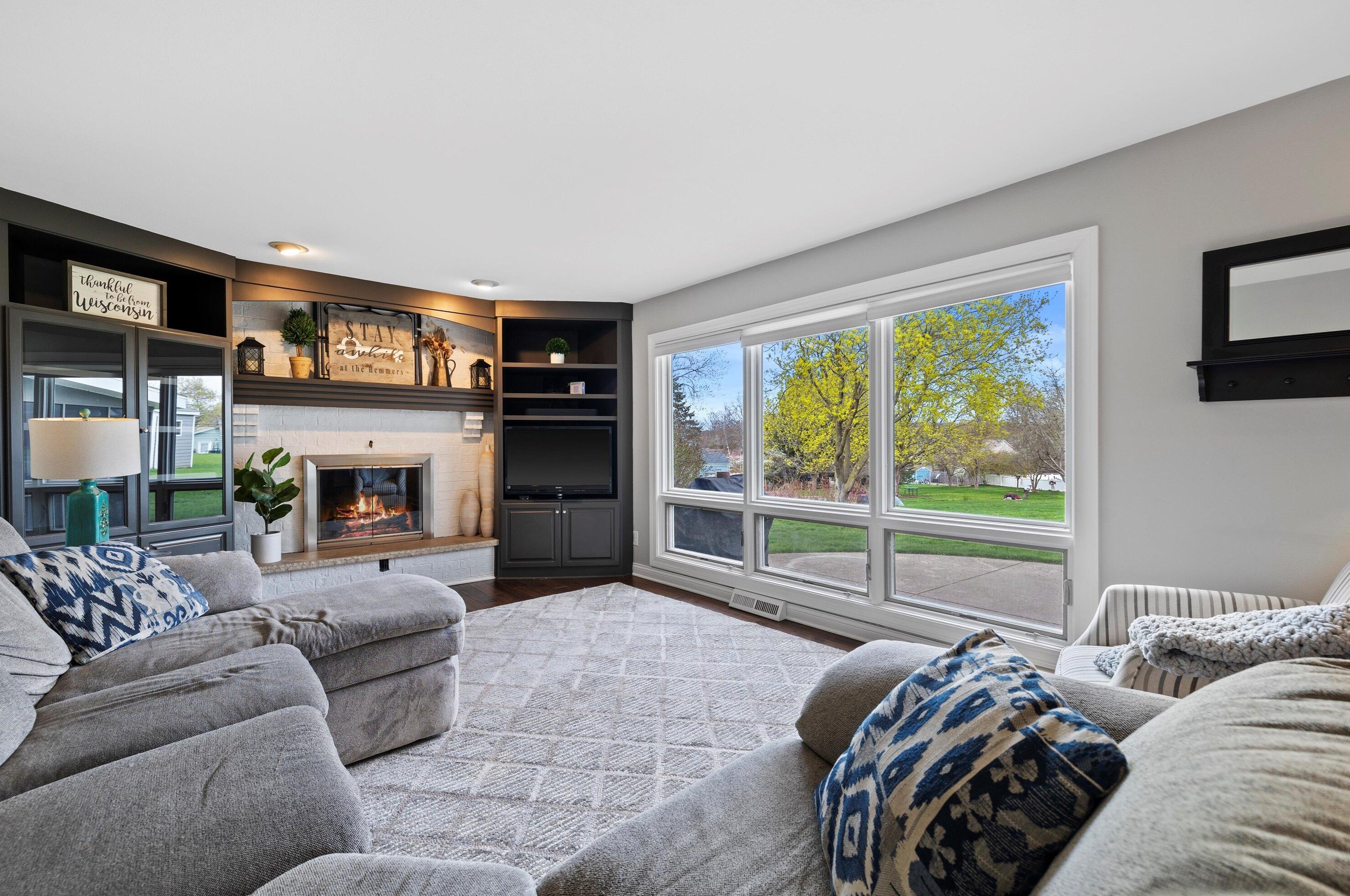815 Crestwood Dr, Waukesha, WI 53188-4448