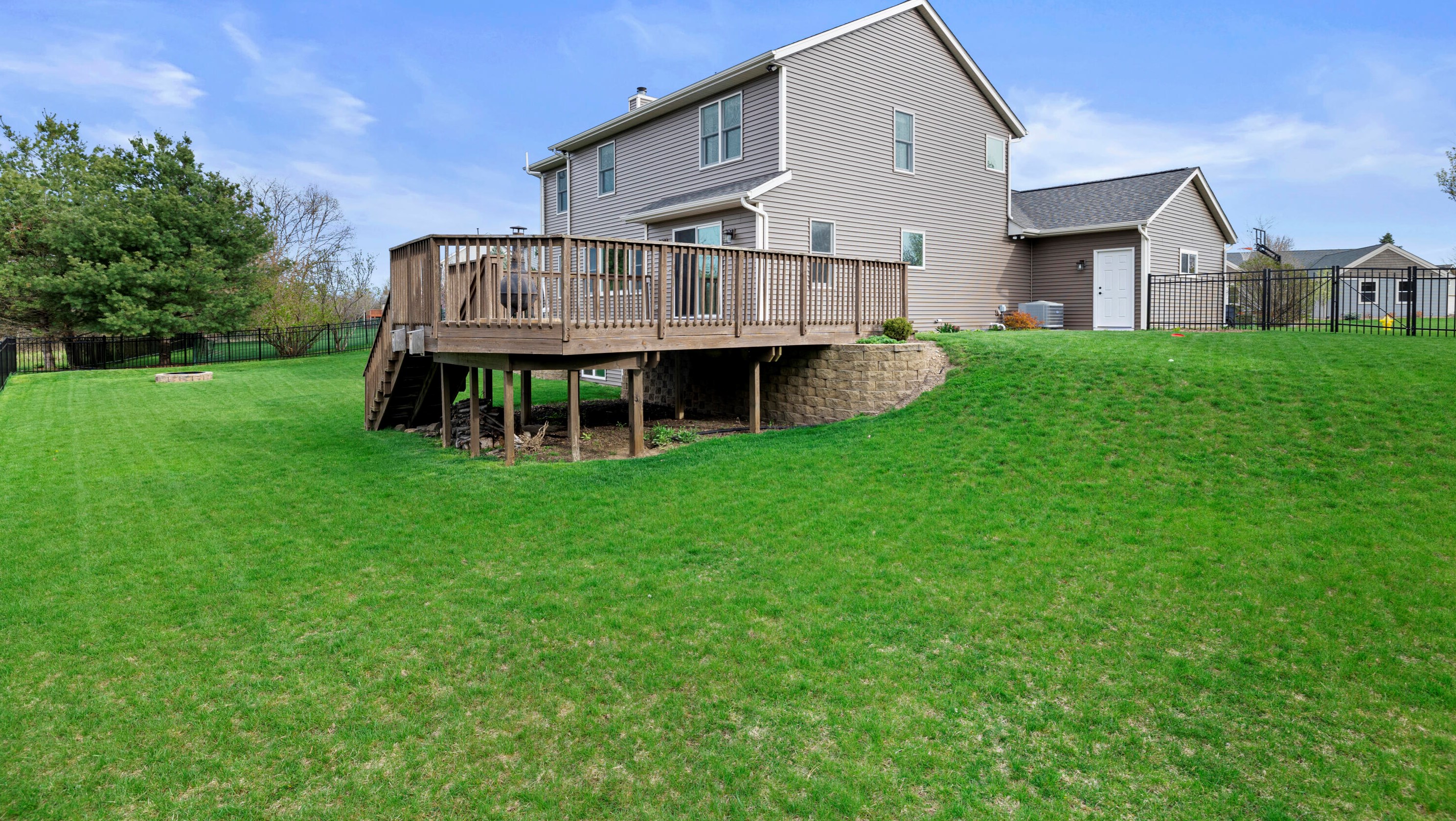 219 Shore Cir, Oconomowoc, WI 53066
