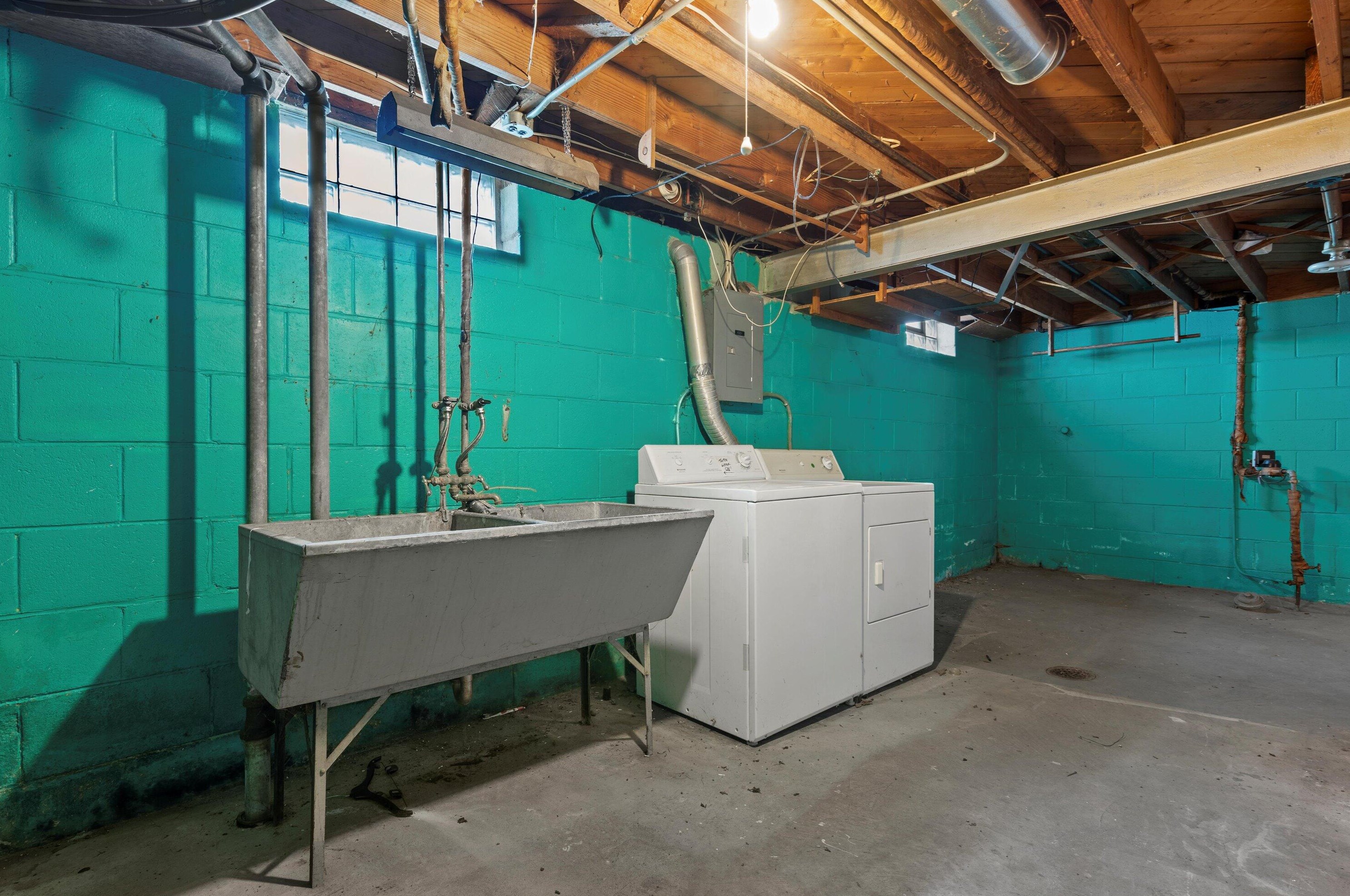 8006 Burleigh St, Milwaukee WI 53222-4919 exterior