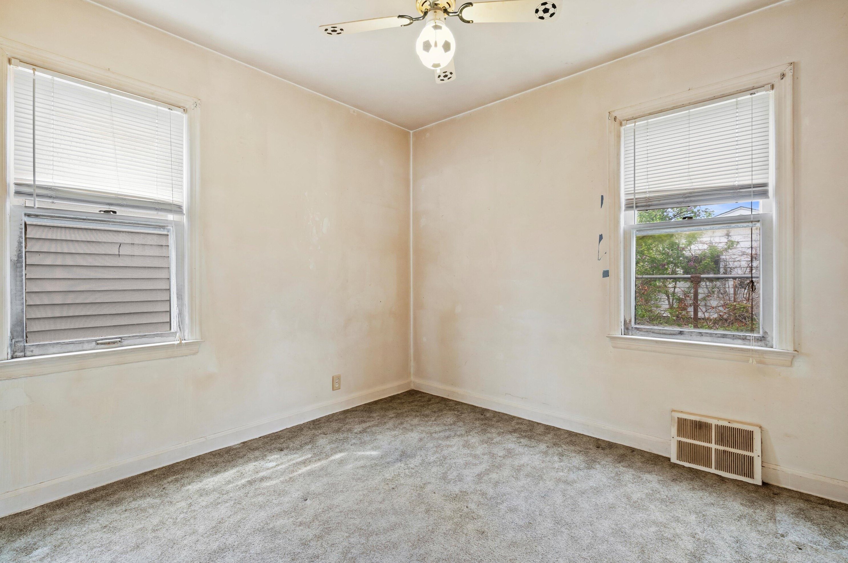 8006 Burleigh St, Milwaukee WI 53222-4919 exterior