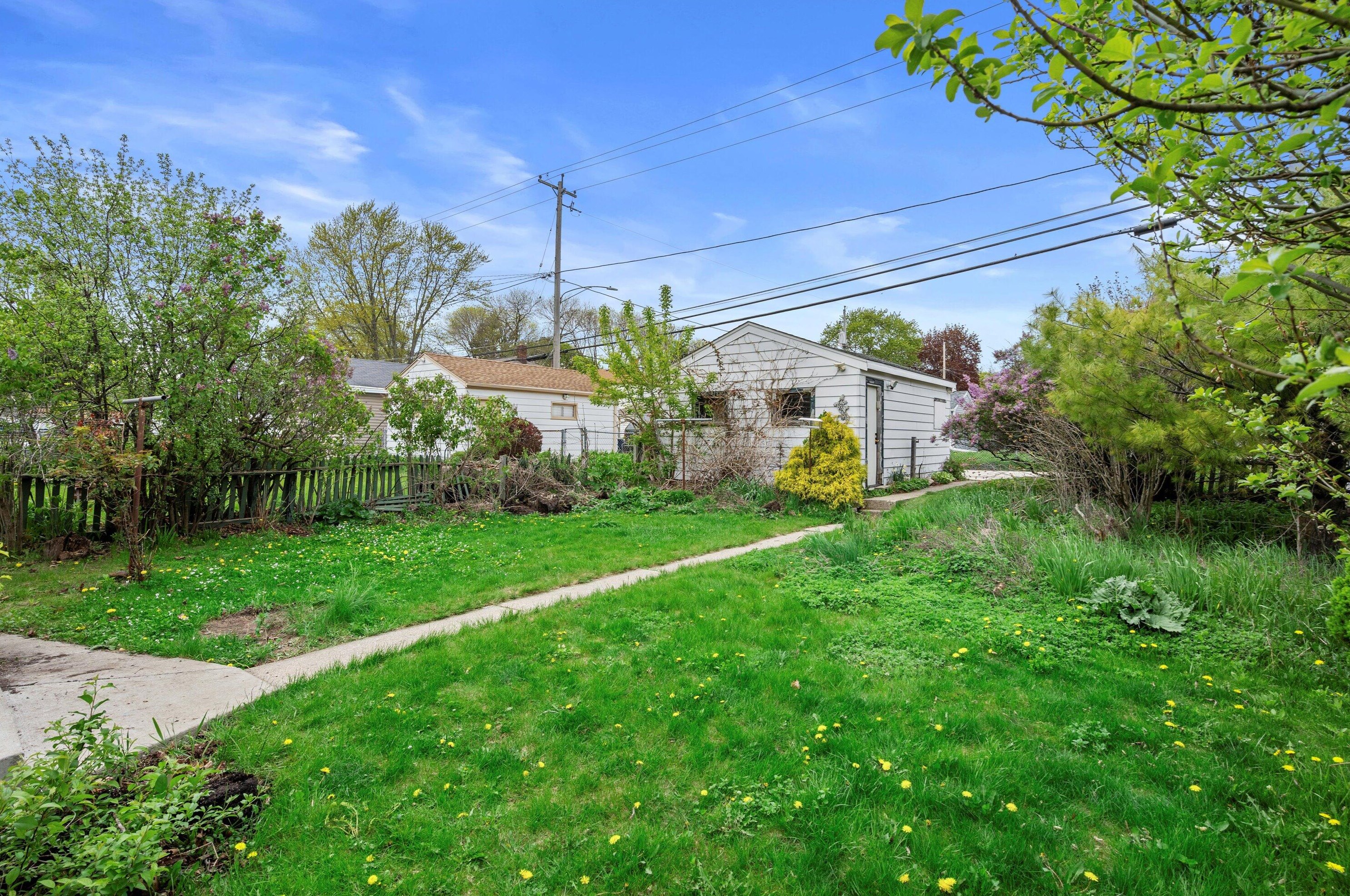 8006 Burleigh St, Milwaukee WI 53222-4919 exterior