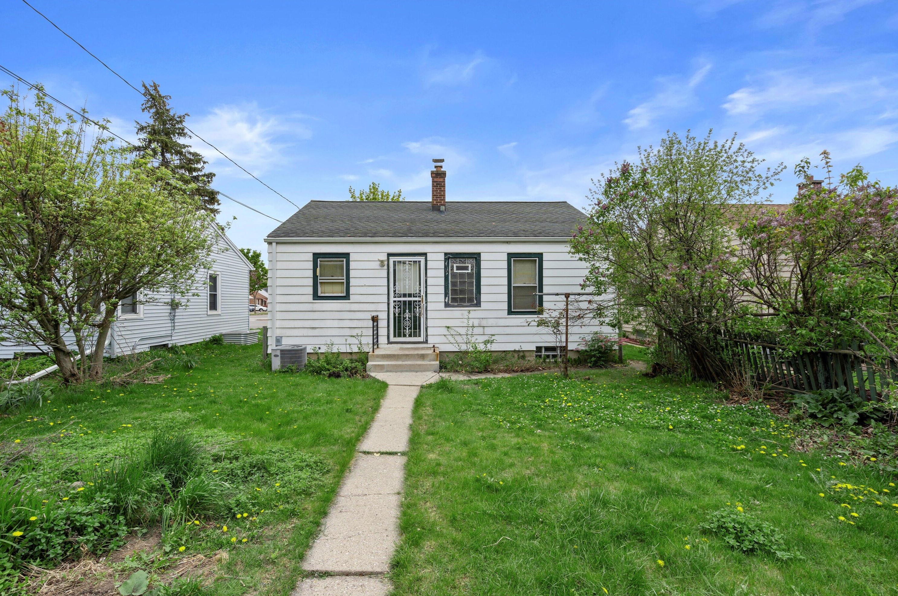 8006 Burleigh St, Milwaukee WI 53222-4919 exterior